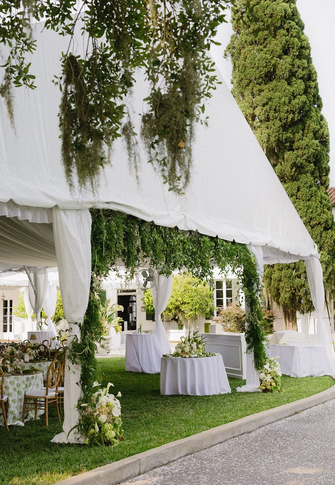 tented-wedding-florist-tented-wedding-at-crane-cottage-jekyll-island-georgia-wedding-flowers-jekyll-island-florist.jpg