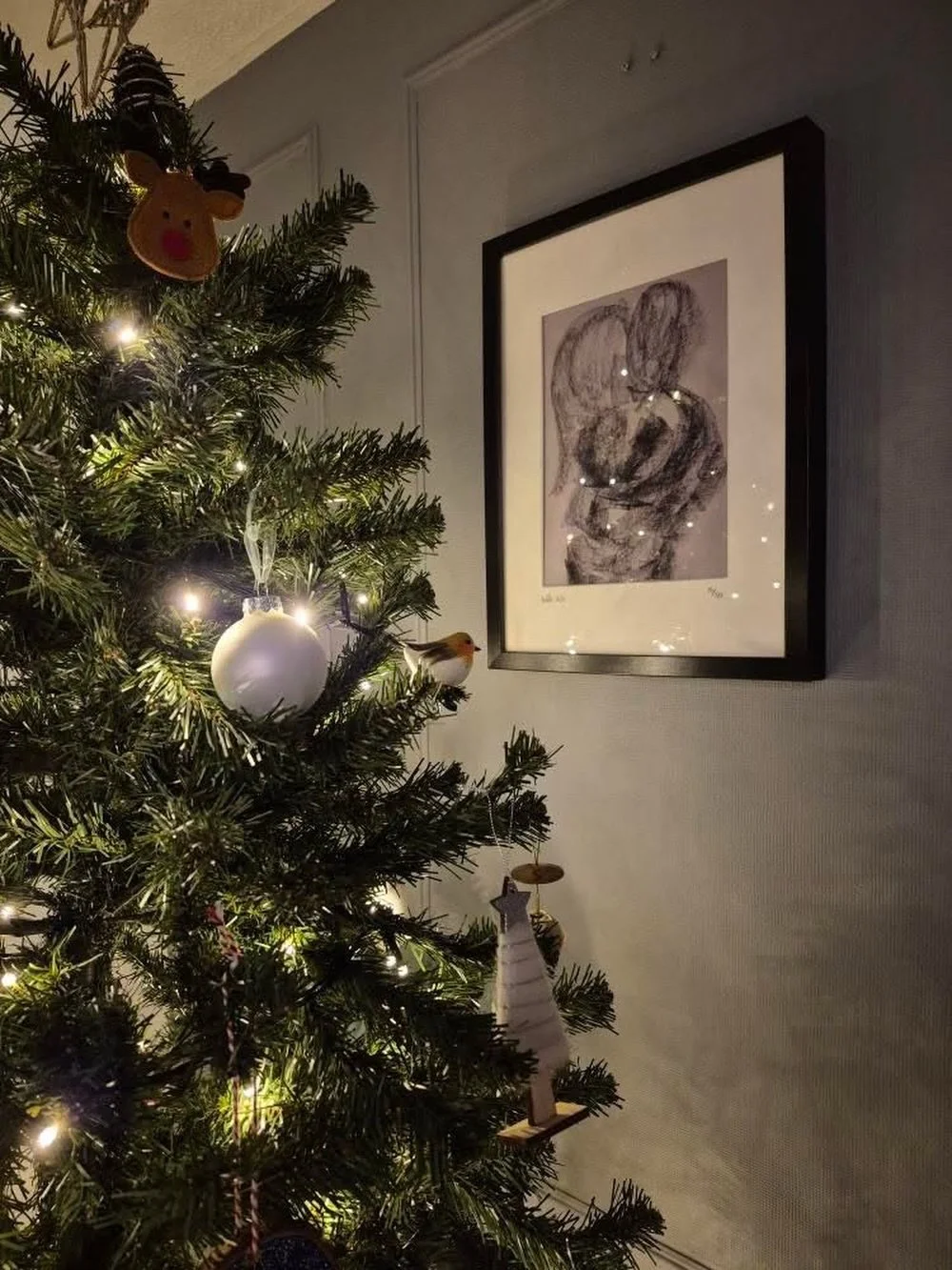 Merry Christmas, hope you have a peaceful day 🎄

Many thank yous to the lovely Zoe who sent me this picture of my Charcoal Hearts print next to her beautiful Christmas tree! 

Hope those of you who are opening up a piece of Bobbie Whittaker art this