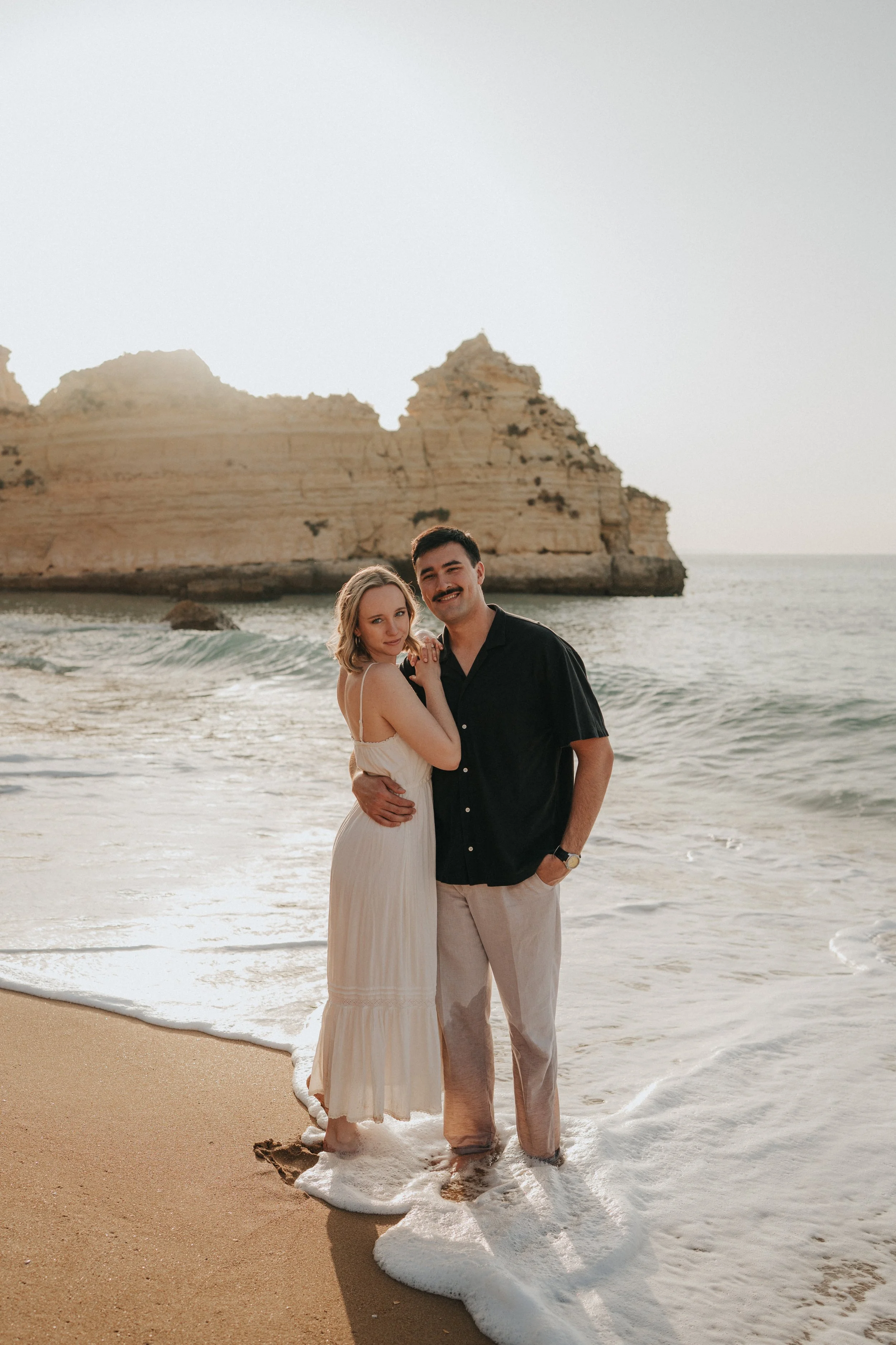 Couple portrait at sunrise in Lagos, Algarve