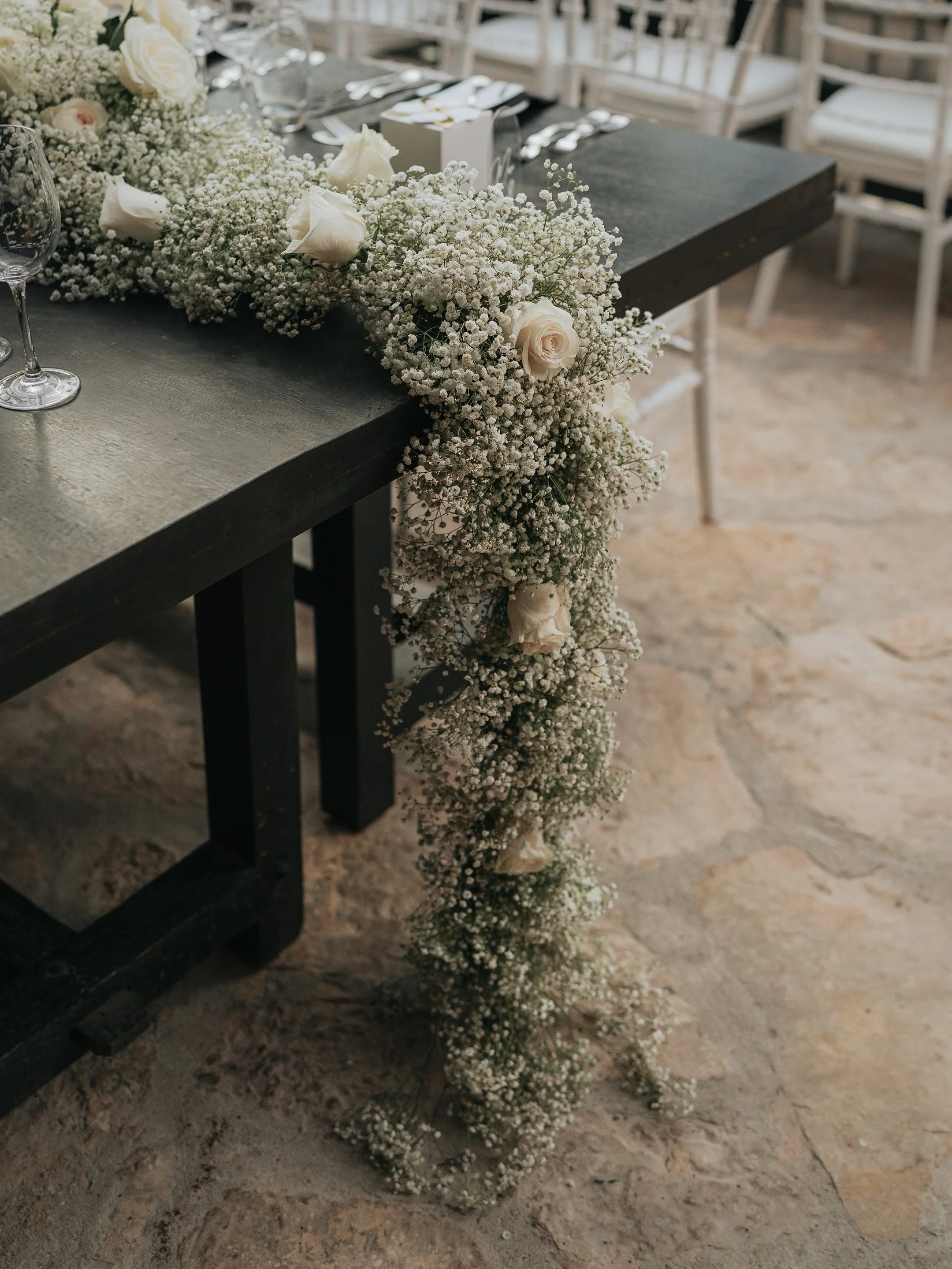 When we talk about weddings, we also need to talk about the decoration and all the details, thought about and chosen for hours. Small touches that represent the couple 🤍

Photo: @catarinadiniz_ph 
Venue: @asfontesevents 
Video: @teresa_pacheco_miran