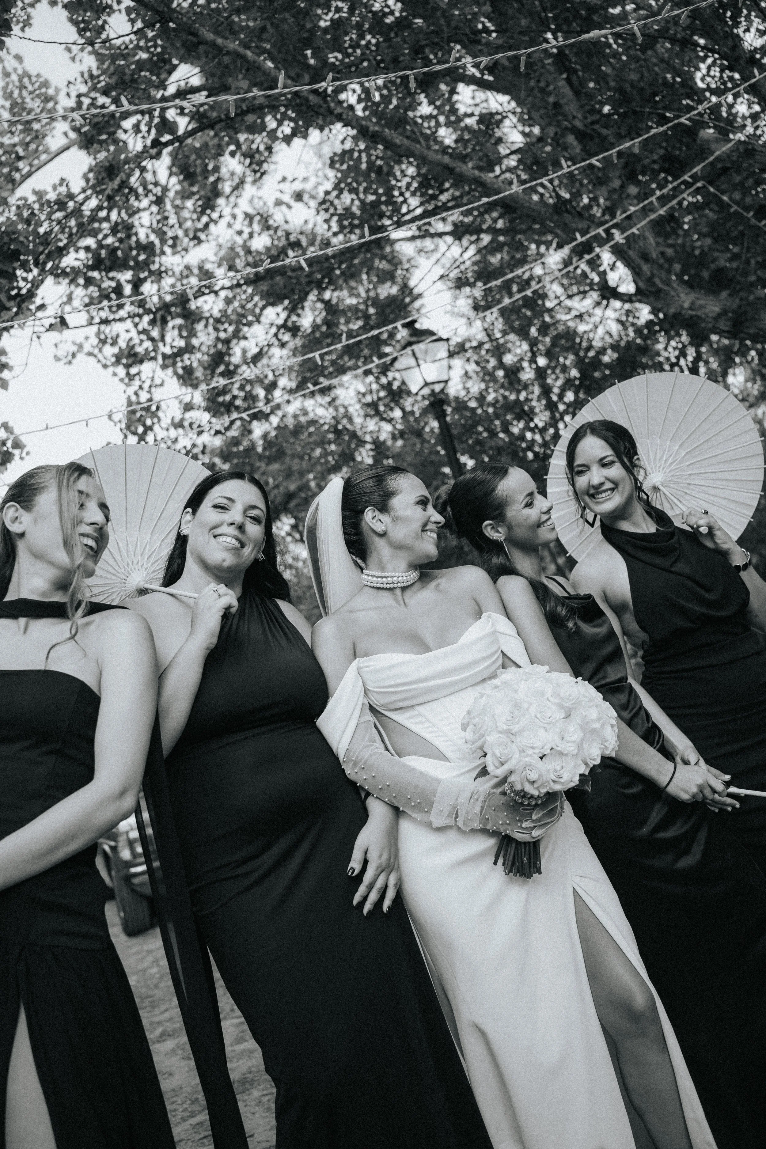 Bride portrait with bridesmaids during a wedding in Porto