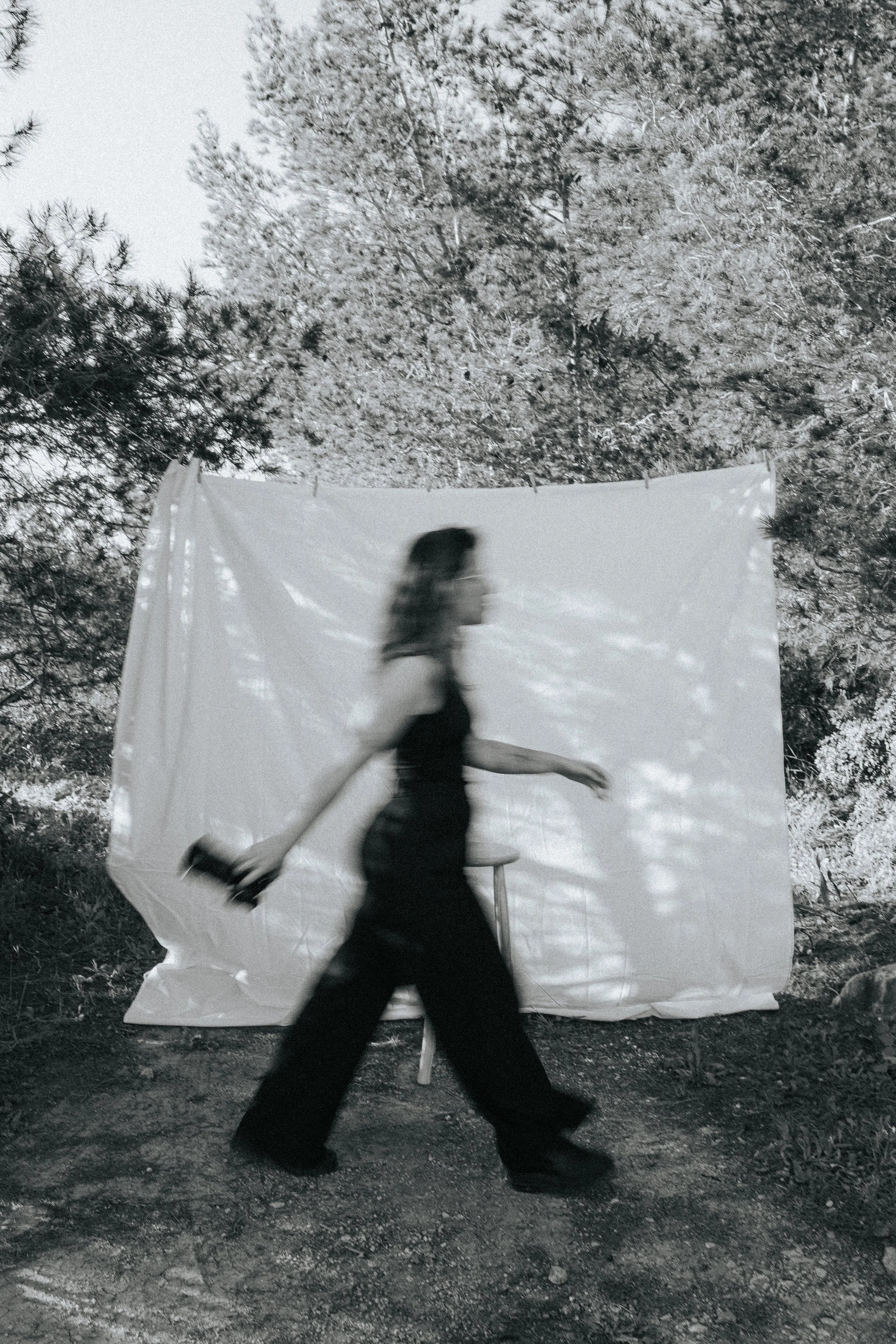 Wedding photographer Catarina Diniz walking outdoors