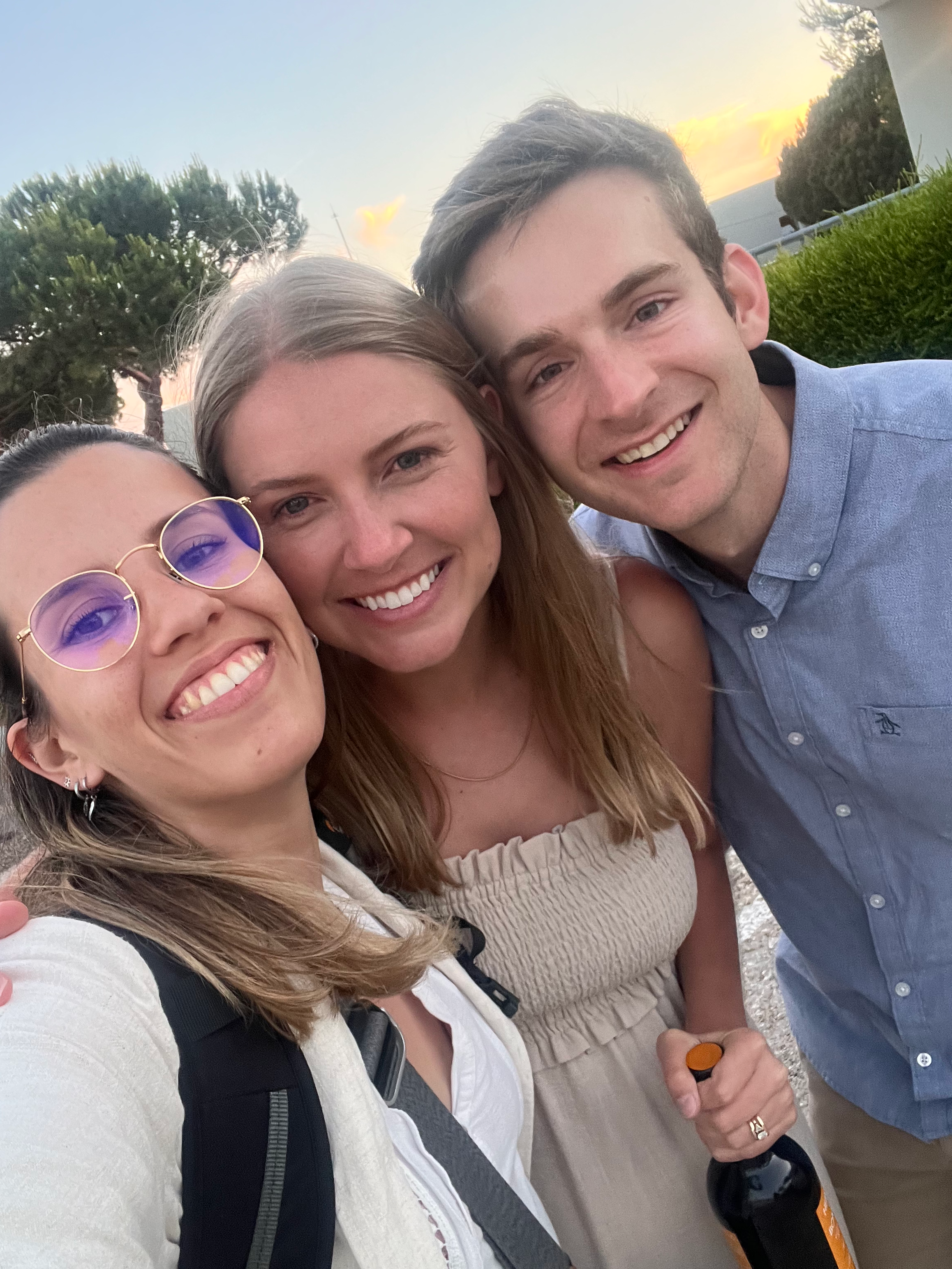 Selfie of photographer Catarina Diniz with a couple.