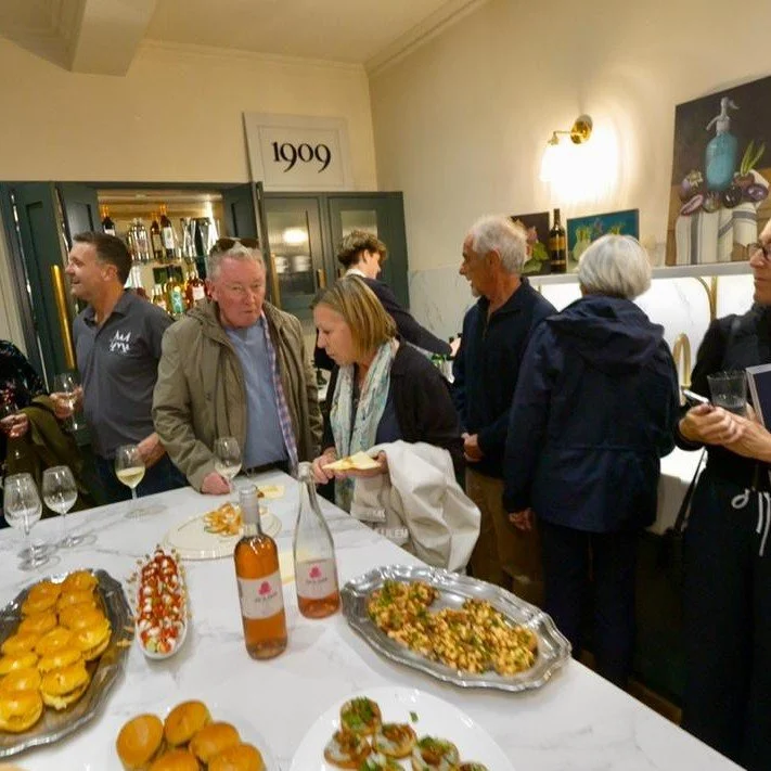 We did it! / Nous l'avons fait!
🇬🇧
✔️ Kitchen showroom launched!
✔️ > 50 people came (despite the 40km winds and school holidays!)
✔️ 2 paintings by @kimknowlton sold 
✔️ Delicious wine from @domainedesauban drunk
✔️ Lovely @verjusdusiorac  fro