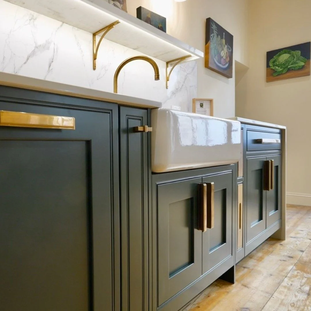 Introducing our new Eymet showroom! / Découvrez notre nouvelle salle d'exposition à Eymet !
🇬🇧 A traditional look with a modern twist.  We've gone for a distinctive, glamourous look combining moody green shaker cabinetry alongside a