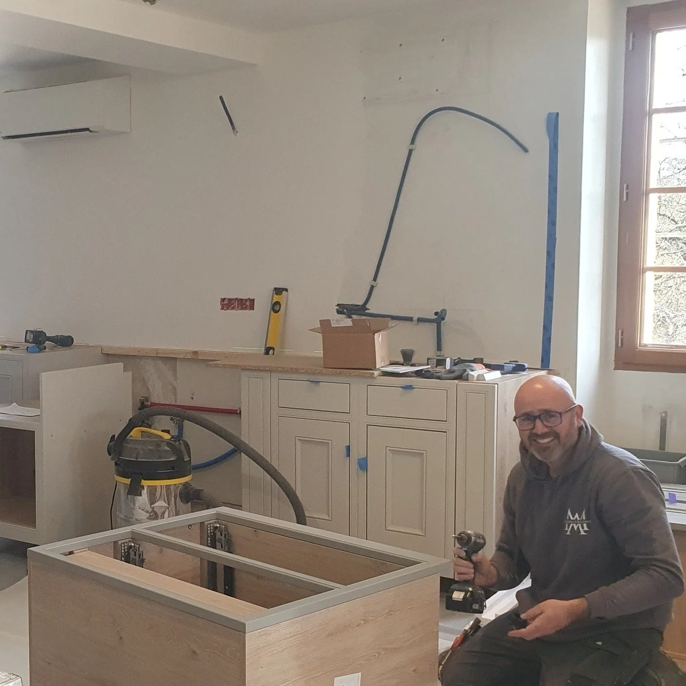 ❗ Big, beautiful kitchen alert / Grande alert de cuisine magnifique❗
🇬🇧 This enormous Maison d'Aquitaine kitchen project near Issigeac really shows off our classic Half Pencil Scalloped cabinetry. 
Featured here in Dove Grey, we'll share pictures