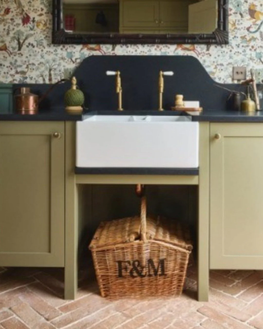 Get outside / Profitez du grand air !

🇬🇧 The sun is shining and we can almost feel Spring coming. This boot-room, featuring our Hunton range, is the perfect space to make country living easy.

We have a huge range of different cabinetry sizes and 