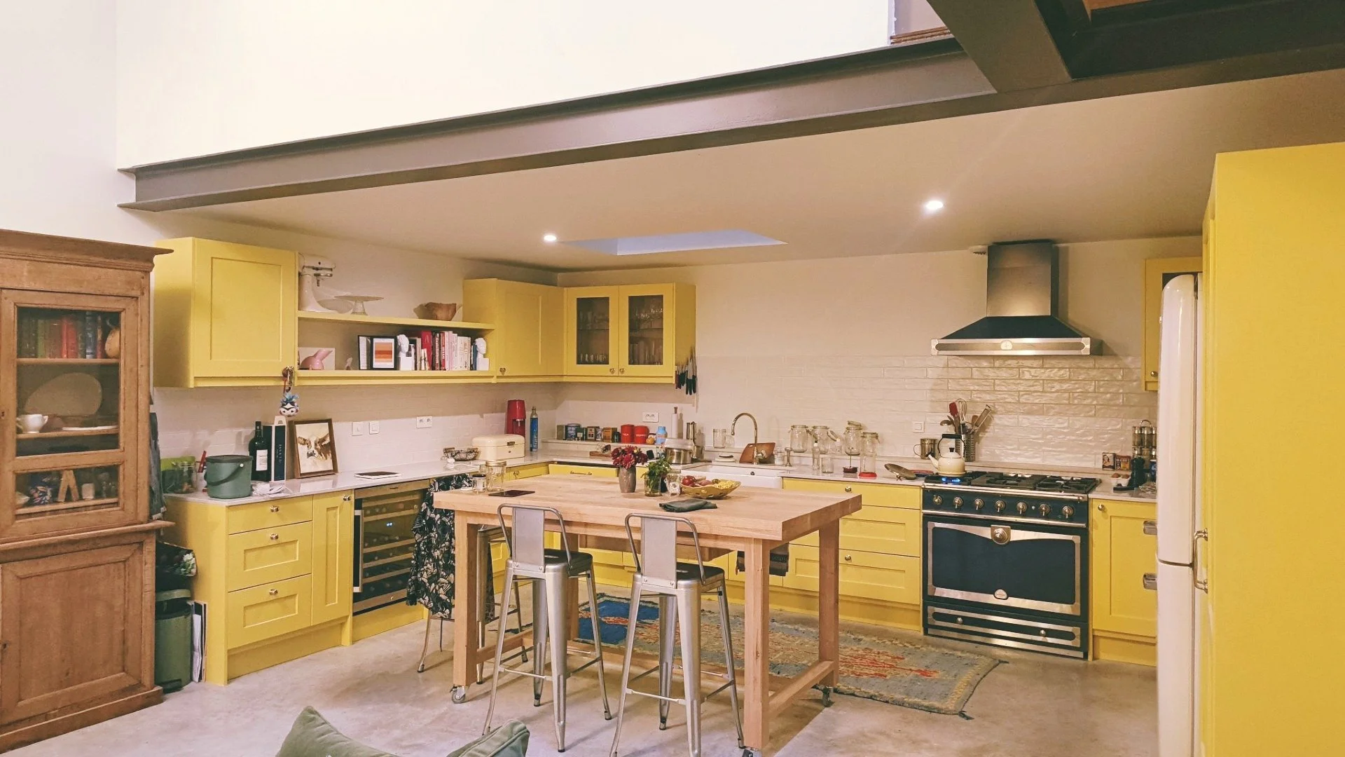 We're feeling bright and cheery / On est de bonne humeur !

🇬🇧 And so are many of you who are looking for a sunny kitchen makeover. Like this uplifting, solid wood Mornington Kitchen with it's handmade, portable island that we crafted for our clien