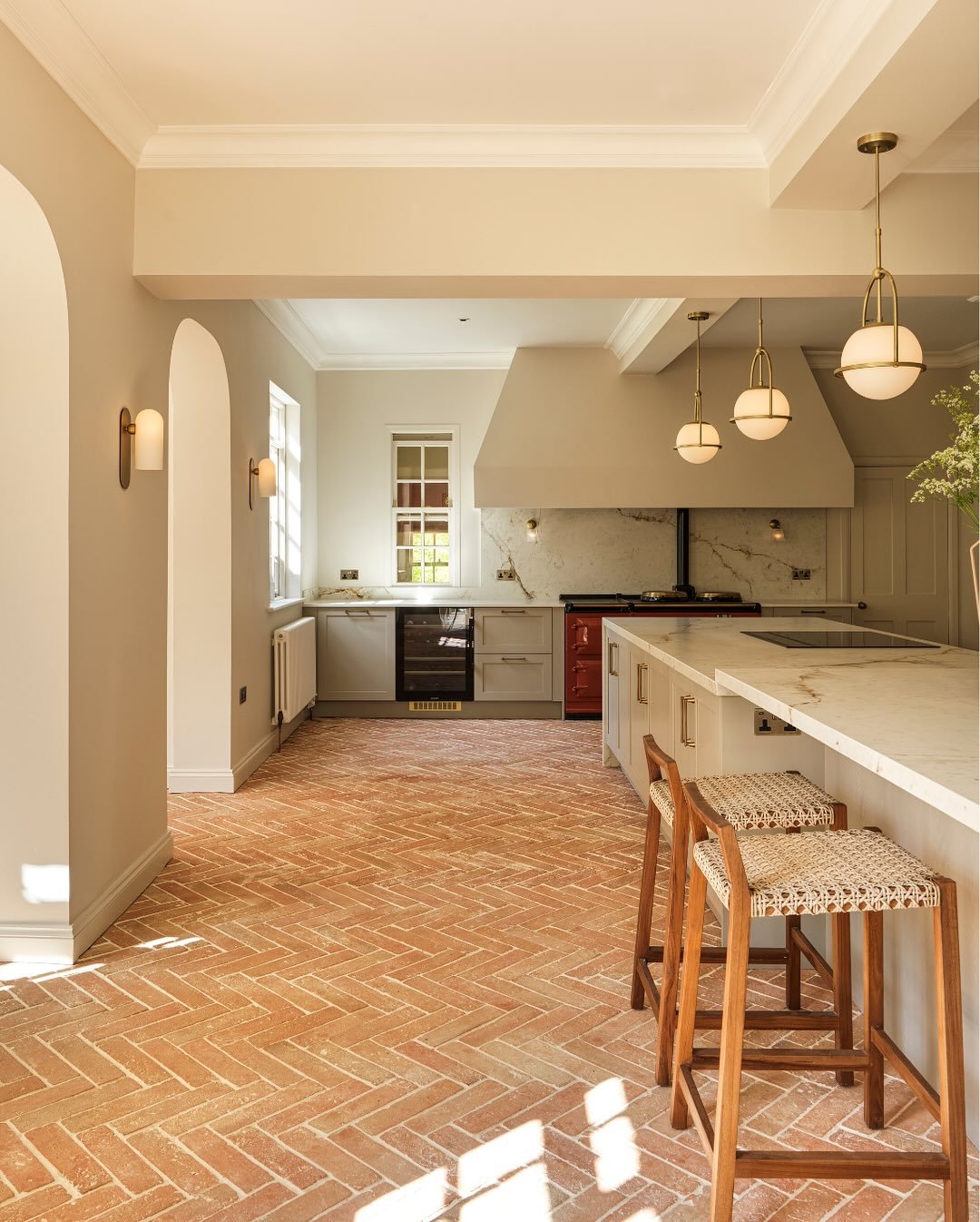 Never let it be an afterthought / Ne n&eacute;gligez jamais le carrelage !

🇬🇧 So often, our clients come to us with their dream kitchen, but with no thought about the complete picture. 

Floor tiles, in particular, are key to creating harmony with