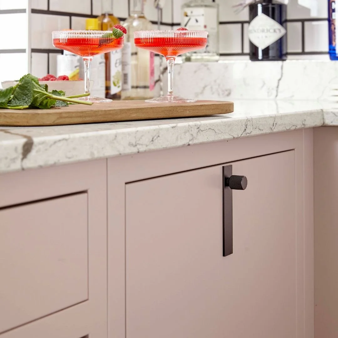 Strawberry daiquiri anyone? / Un daiquiri &agrave; la fraise, quelqu'un ?

🇬🇧 We love this cocktail room set up within a beautiful glazed, yet functional pantry. 

It features 1909 Slab cabinetry in Dry Rose, complimented by black grouted metro til