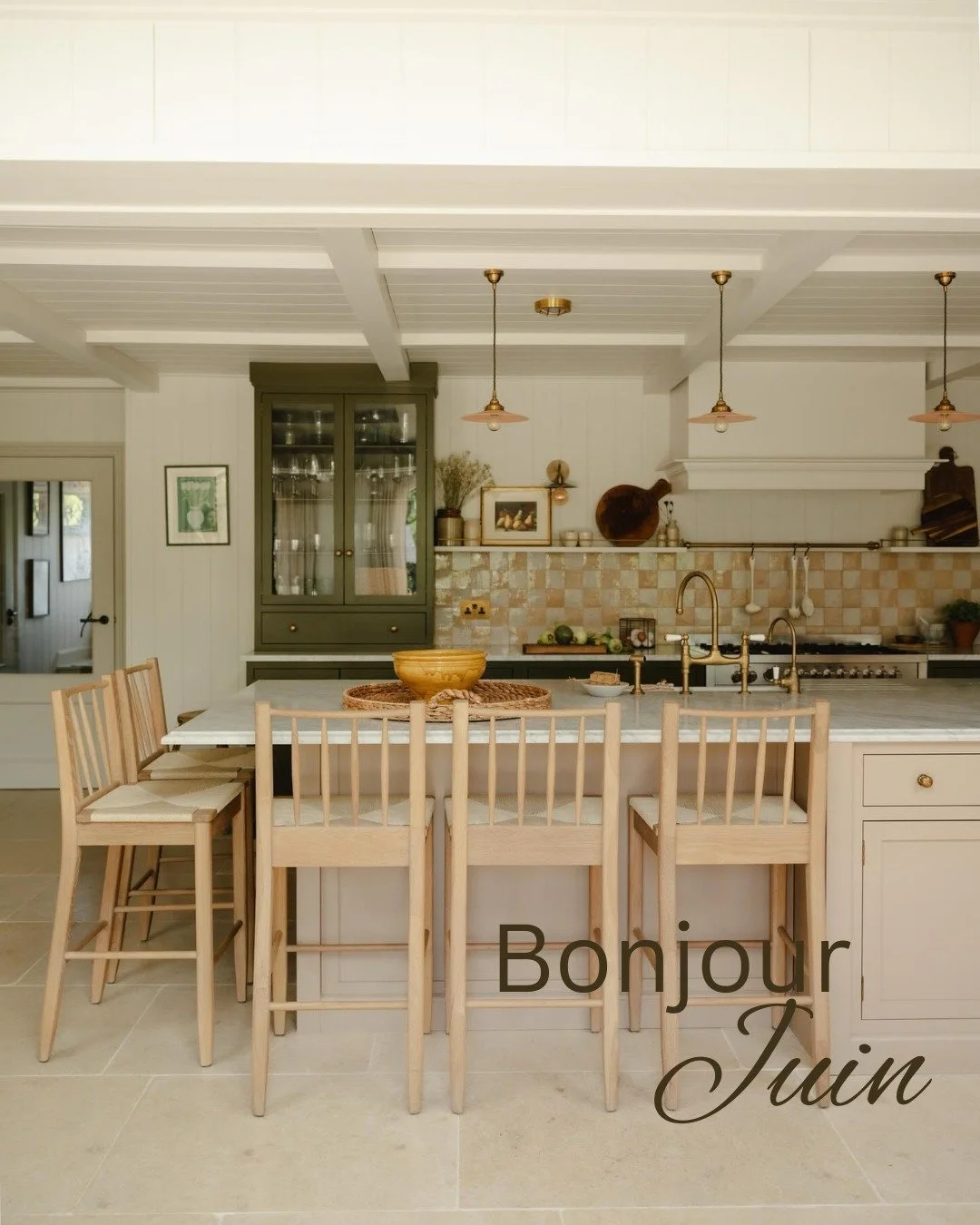 As nights grow warmer, the transition from inside to out blurs / Nos nuits se r&eacute;chauffent et nous passons plus de temps dehors.

🇬🇧 The kitchen often becomes more central; moving away from living room living and perhaps welcoming summer bbq'