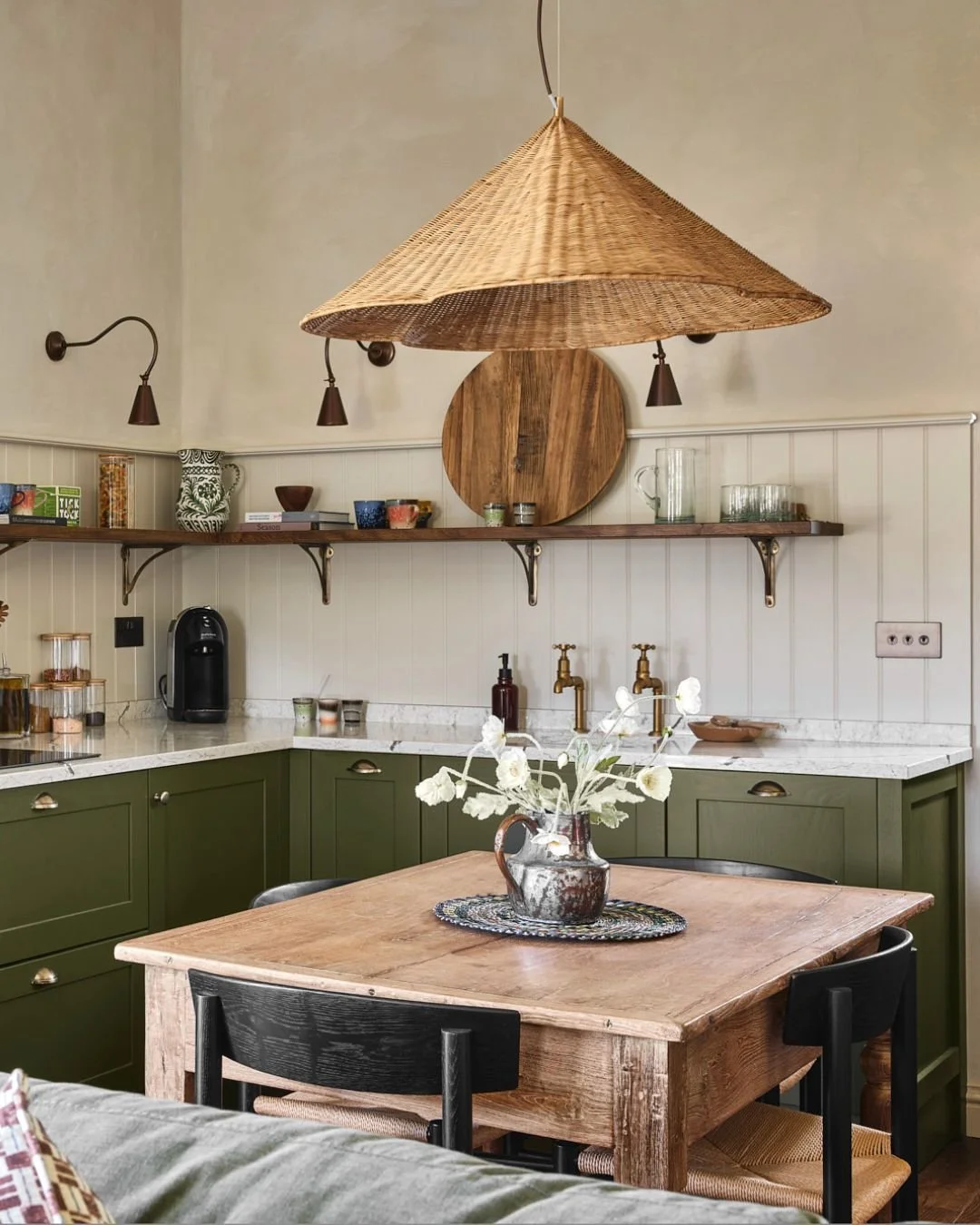 Rustic doesn't have to mean raw / Rustique ne rime pas forc&eacute;ment avec brut

🇬🇧 This Mornington Shaker in Regiment Green offers a really high-end look (without the high-end price-tag!). Complimented by hand-made elements, durable hardwearing 