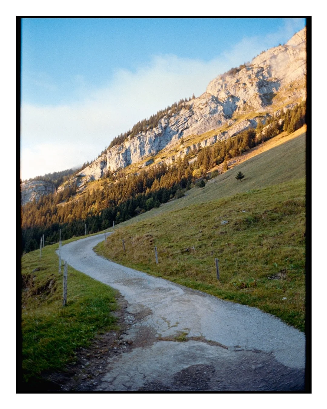 One reason I love shooting Kodak Gold 200 in autumn is the way it renders warmth against the cool mountain light. It captures the season exactly as it feels here in the French Alps.
Col des Aravis, Haute-Savoie (74)
📷 Leica M6
🎥 Summicron 35mm &am