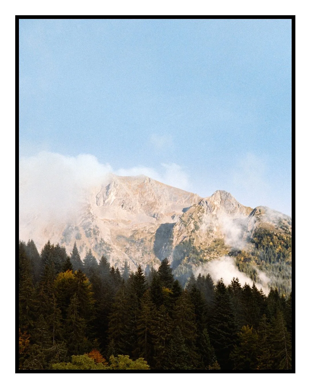 L’Étale se cache par instants derrière les nappes de brouillard, dans la douceur d’une soirée d’automne.
Manigod, Haute-Savoie (74)
📷 Leica M6
🎥 50mm f/1.4
🎞️ Kodak Gold 200 #35mm
🧪 Négatif Plus, Par