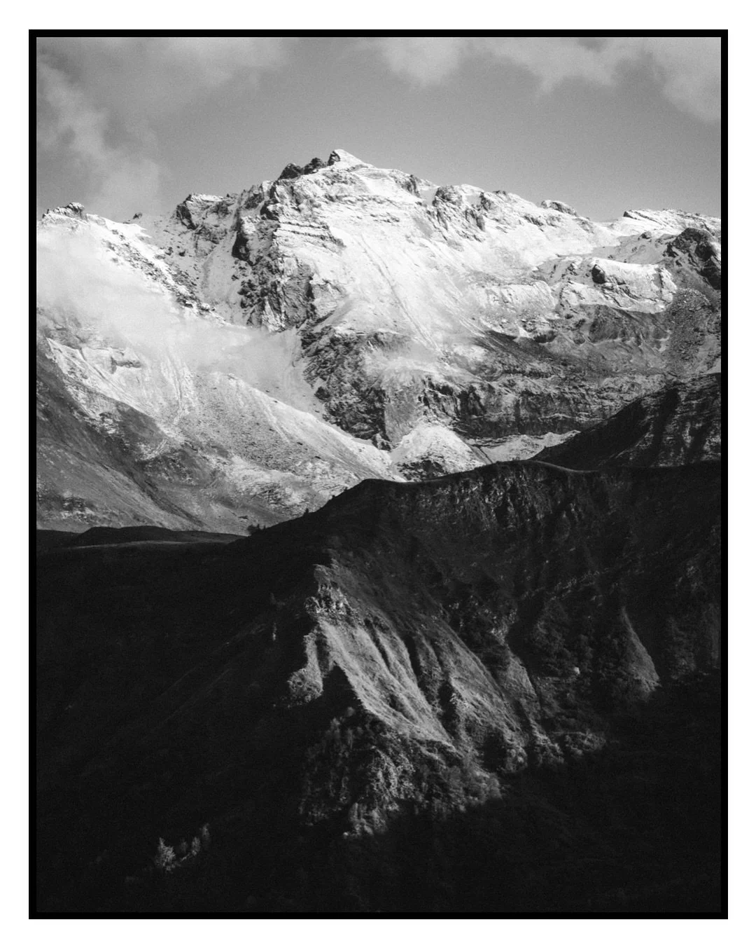 Above Lac de Roselend.
Beaufort, Savoie (73)
📷 Canon R5C
🎥 EF 100-400mm f/4.5-5.6 IS L II
Edit: Ilford HP5 Pushed + 1 with Red Filter
#CanonR5C #landscapephotography #outdoorphotography #mountainphotography #frenchalps #lacderoselend #beaufort #s