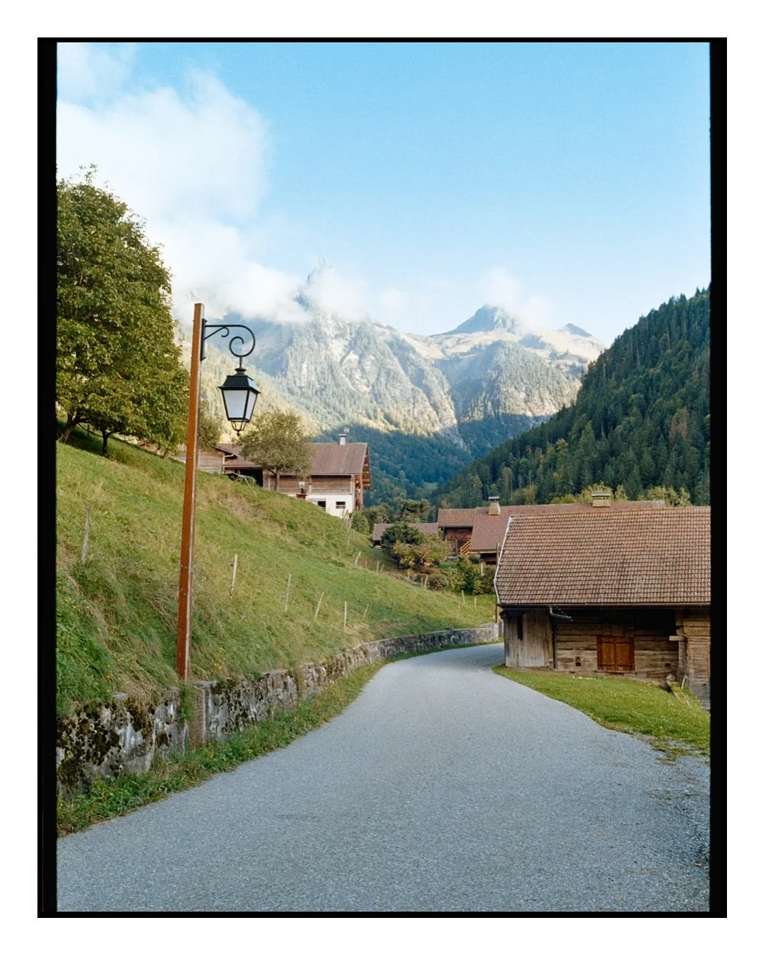 The road to Mont Charvin.
Manigod, Haute-Savoie (74)
📷 Leica M6
🎥 Summicron 35mm
🎞️ Kodak Gold 200 #35mm
🧪 Négatif Plus, Paris
#LeicaM6 #KodakGold200 #KodakProfessional #KodakFilm #35mmfilm #filmisnotdead #shootfilmdaily #analogfeatures