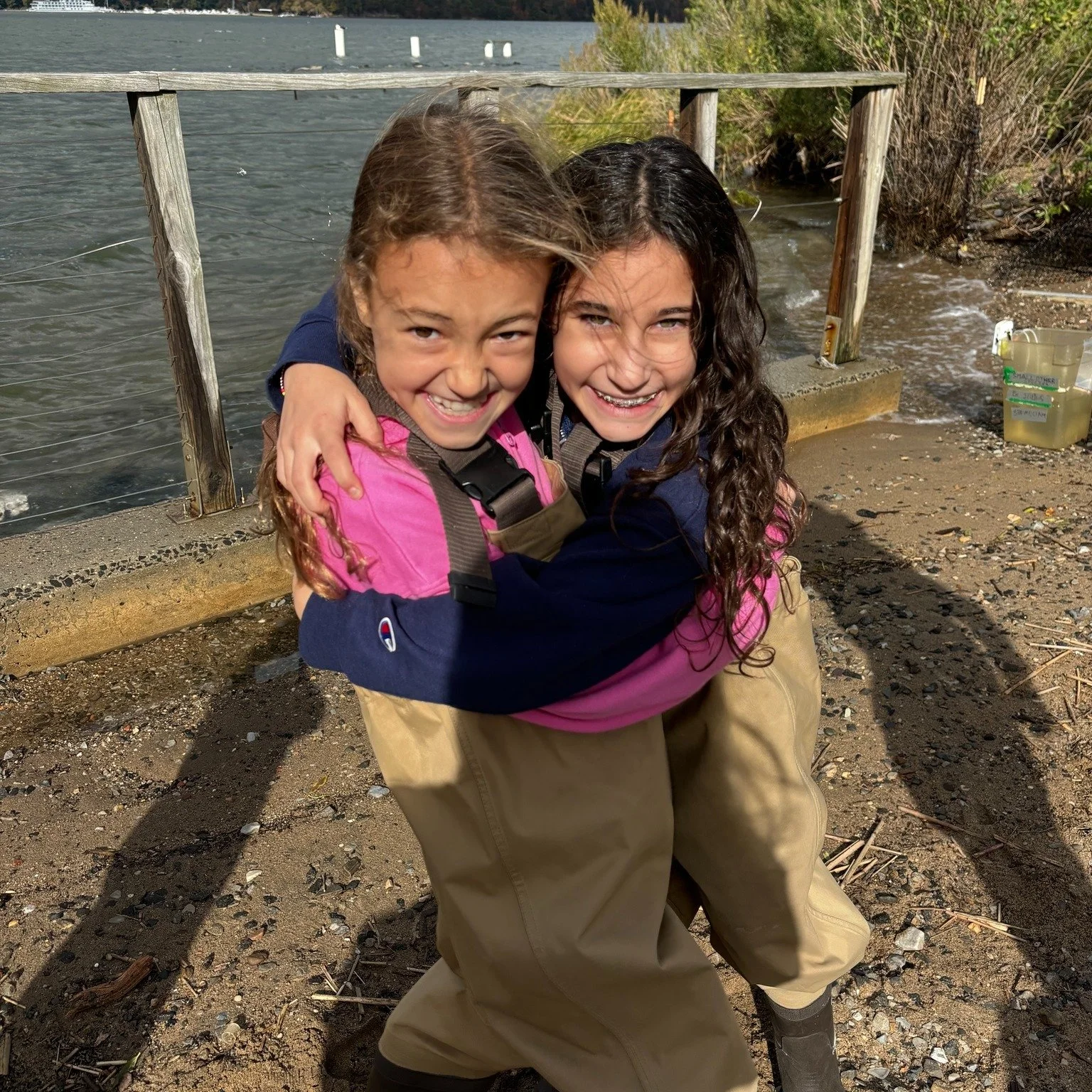 Heschel’s Grade 3 scientists dove into hands-on learning along the Hudson River, teaming up with the Sarah Lawrence College Center for the Urban River at Beczak. As part of their Habitat Symbiosis and Life Cycles units, students waded in with a
