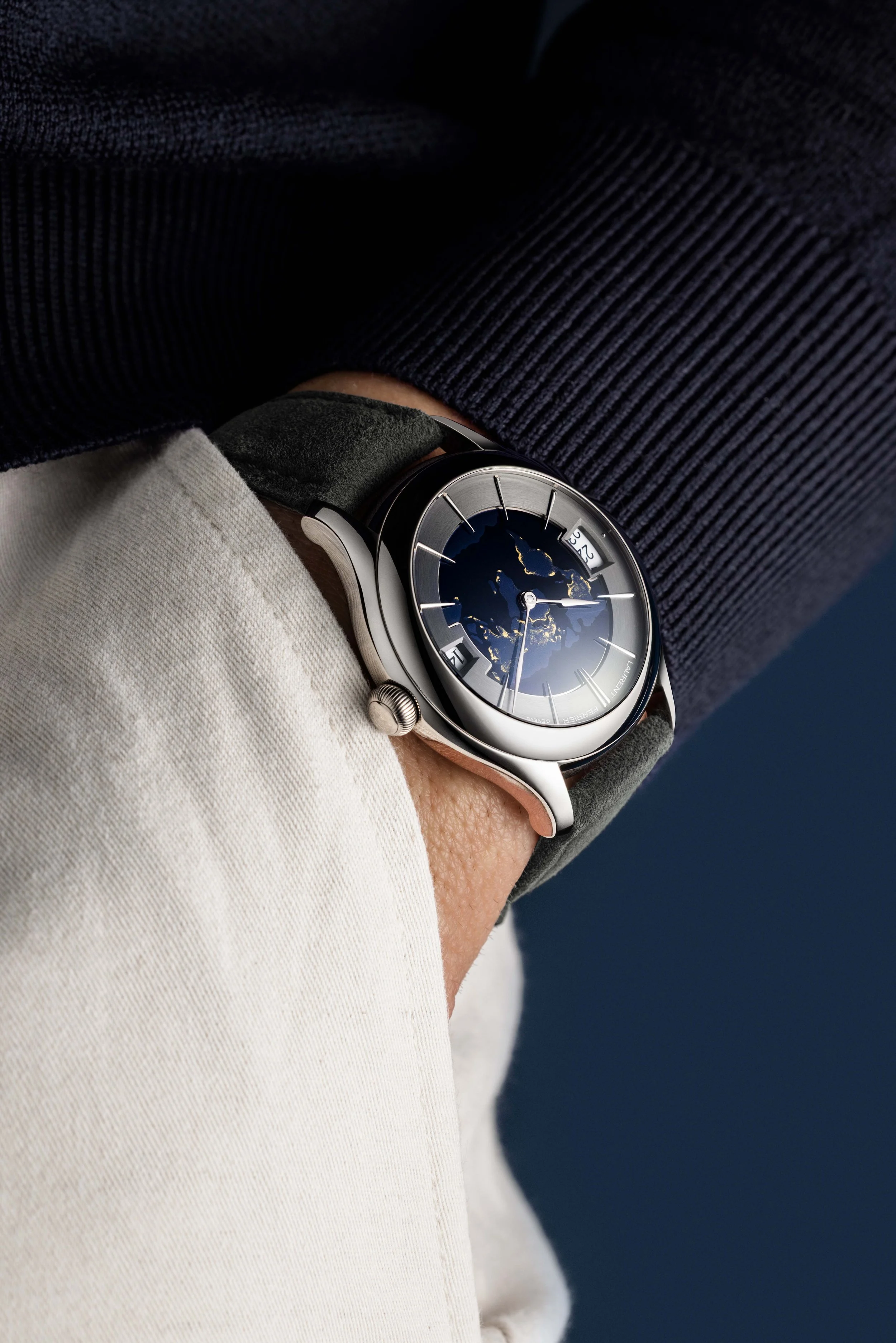 Classic Traveller Globe Night Blue 3.jpg
