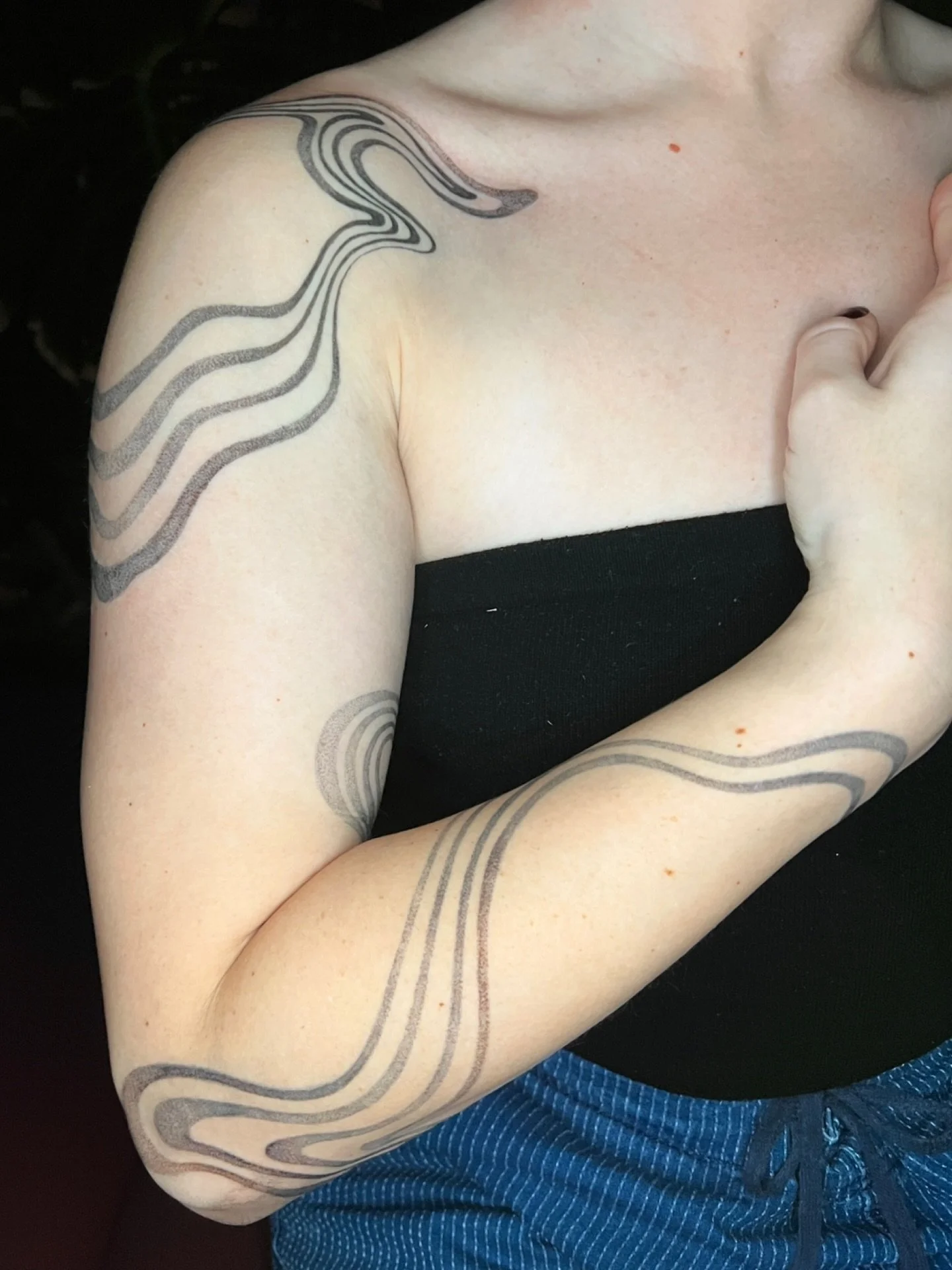 Added this whimsical sleeve to Natalie&rsquo;s whimsical back piece 🌀
Thank you!

*part fresh, mostly healed 

@patakota_ 
Done @manusluxtattoo 

#abstracttattoo #whimsicaltattoo #flowytattoo 

CUSTOM TATTOOS 
🍄color and black 🍄
🍄 illustration 🍄