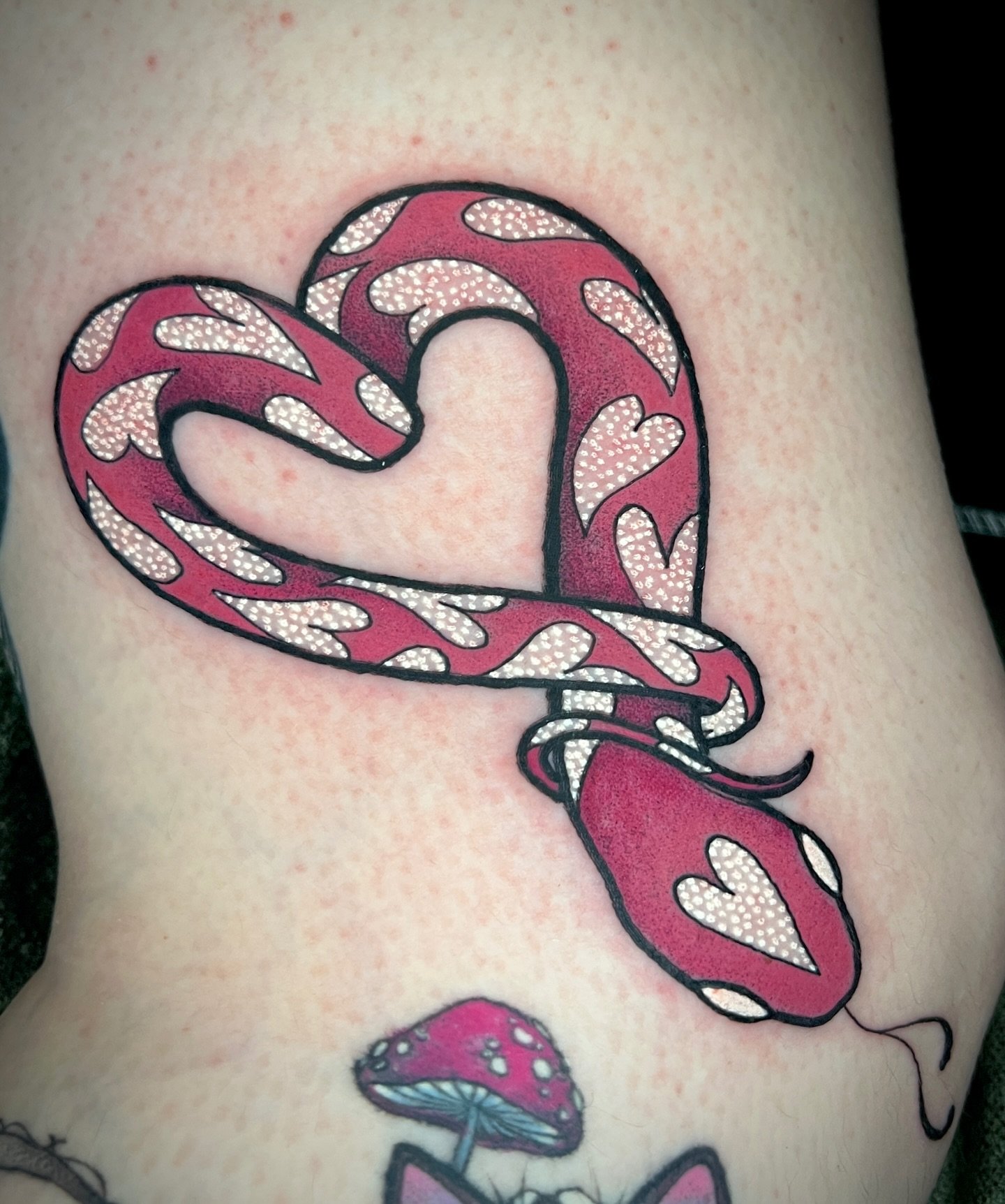 Cutie snek from my valentine flash for Hannah 🥰💖🐍 thank you for coming back!

Done @manusluxtattoo 

Pics 5 &amp; 6 are &lsquo;out of office&rsquo; notification 🏖️🍹
I swam in a cenote with bats hanging above my head🦇🫧

#snaketattoo #snake #cut