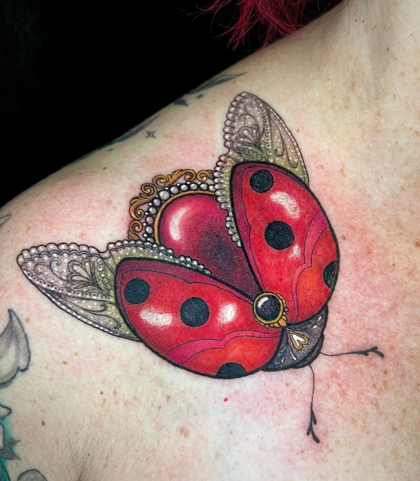✨🐞✨
Jewelry ladybug for awesome Melissa &hearts;️
Done on Valentine&rsquo;s Day @sandiegotattooartsfestival 

Thank you so much Melissa 🥰 

#californiatattoo #femininetattoo #jewelerytattoo #ladybugtattoo #sanfranciscotattoo