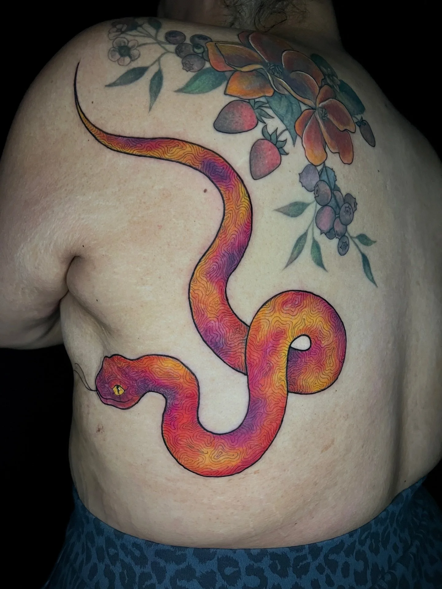 Super fun snake for super fun Iliana 🥰💖
Thank you for coming back and getting this sick snake! Hope it healed well!

It&rsquo;s hard to take pictures of fresh tattoos, especially when skin is swollen and irritated (more red), that&rsquo;s why I&rsq