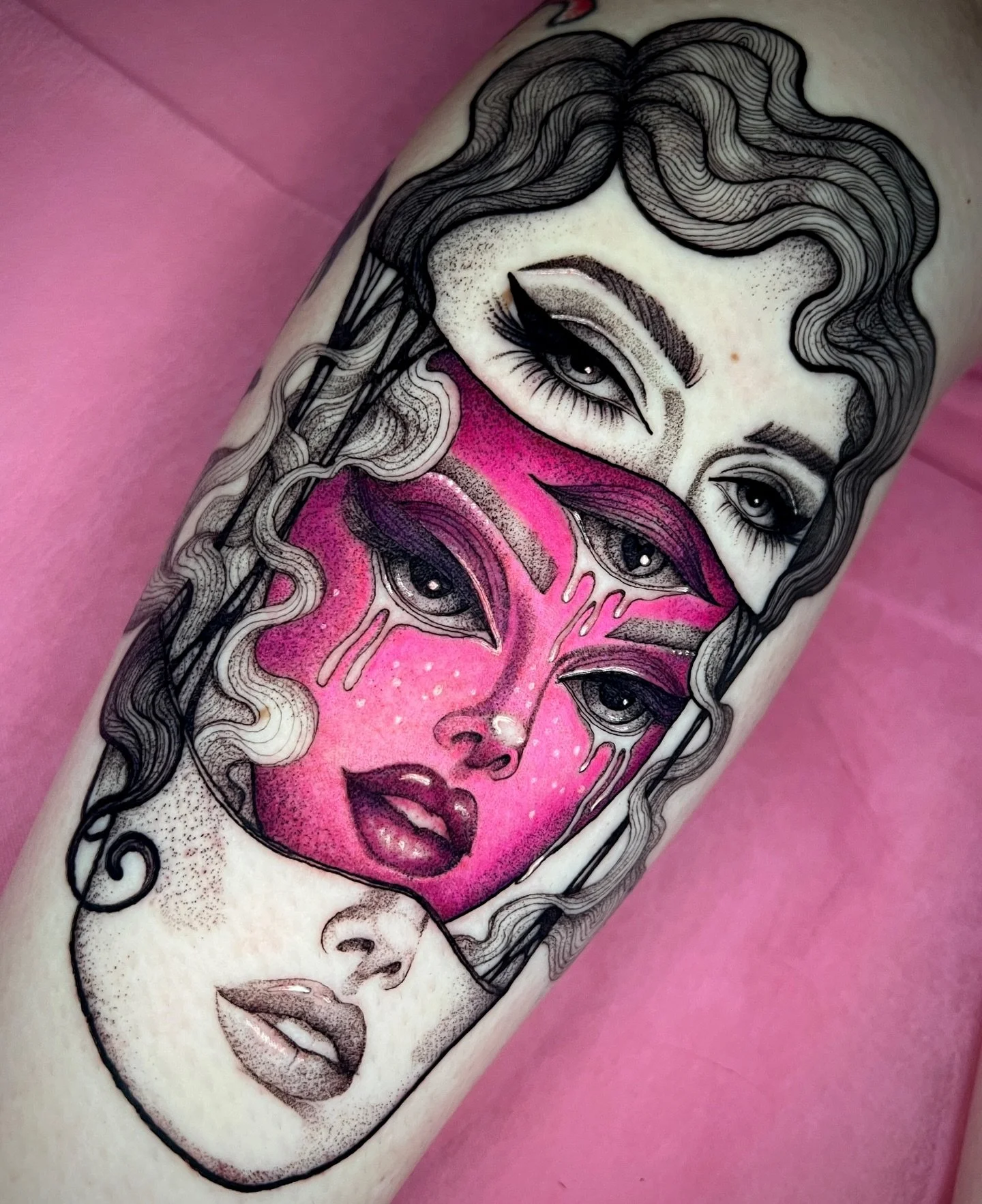 ALIENS ARE PINK 🩷

&hellip;and it&rsquo;s not an April fools joke!
First session on this hot pink alien beauty for Maddie 💖 
done @venustattoocollective 

#alientattoo #ladyfacetattoo #bayareatattoo #psychedelictattoo #whimsicaltattoo