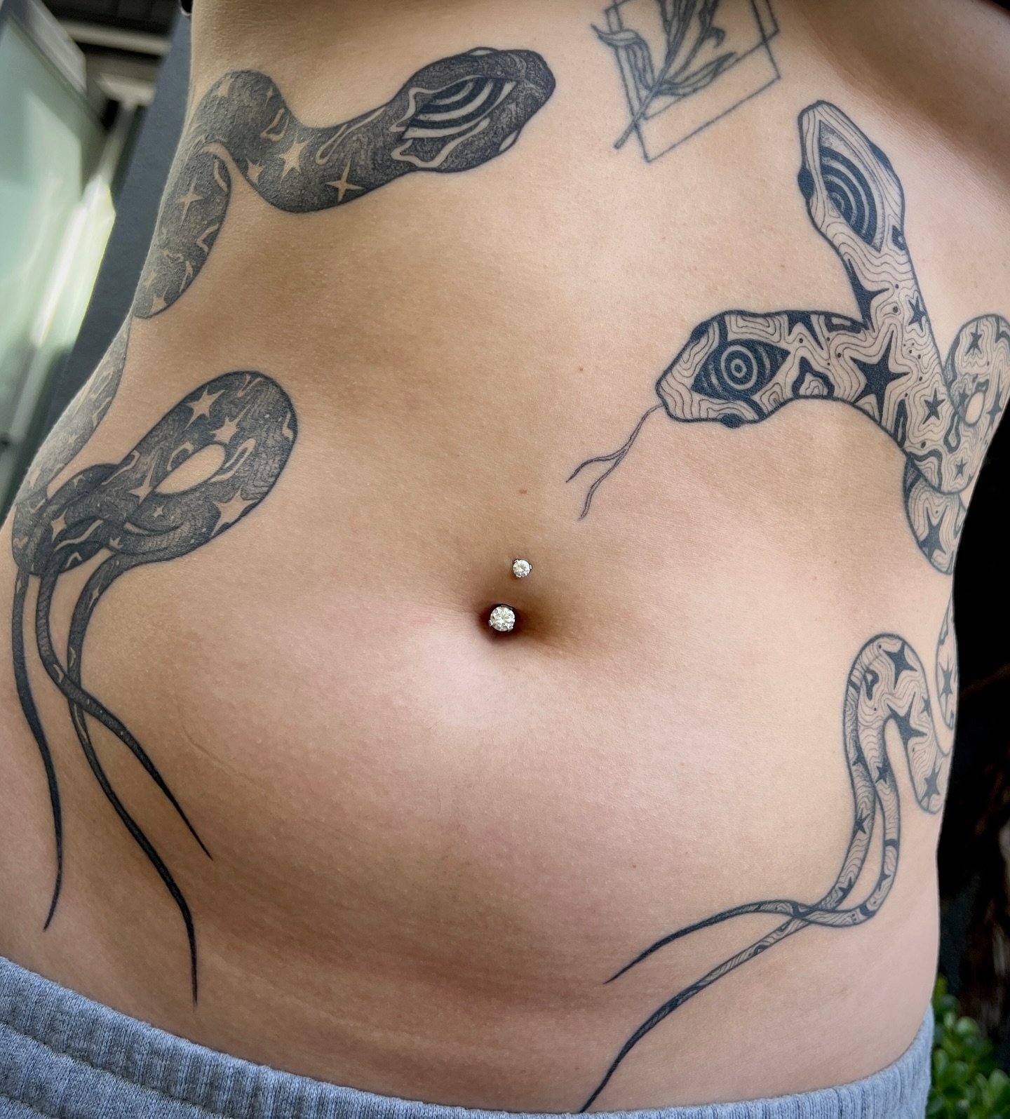 Celestial snakes for Jadelin ✨🖤
Fully healed fully freehand 🤩
No filters no edits ✨

Done @manusluxtattoo 

#snaketattoos #celestialtattoo #whimsicaltattoo #psychedelictattoo #sanfranciscotattooartist