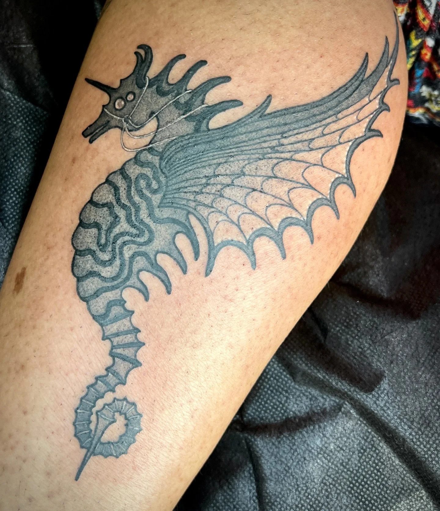 🦇🦄🖤
Seahorse unicorn for Neha 🦄 thank you! 
Done @manusluxtattoo 

#seahorseunicorn #whimsigoth #whimsicaltattoo #psychedelictattoo #sanfranciscotattoo