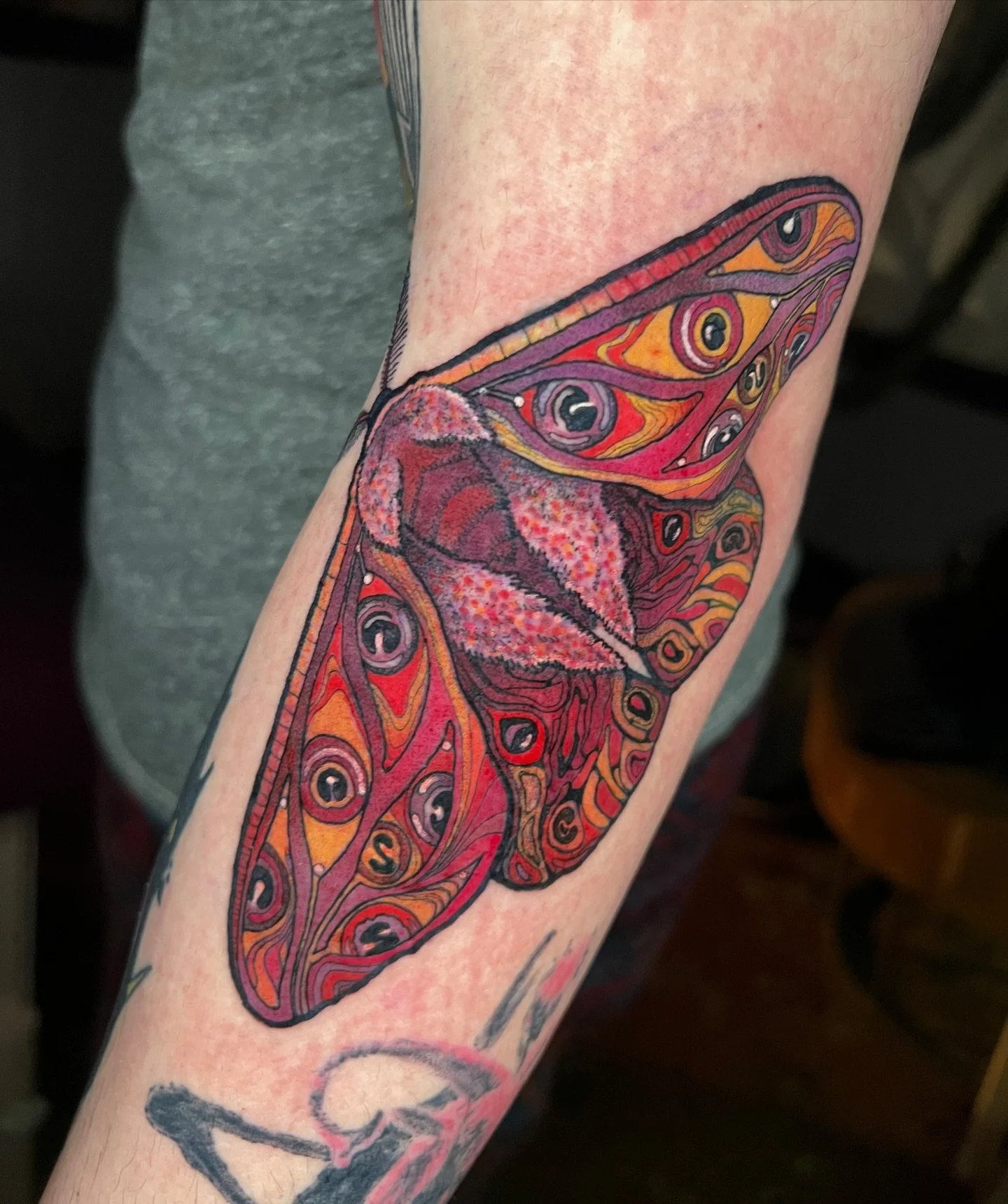 🦋
Psychedelic moth from my predrawns for Kyle ✨ thank you!!

This one has been very hard to photograph! 
First two pictures show bloody results of our first meeting, then we met for a small touch up (pictures 3-6) and the last two are fully healed i