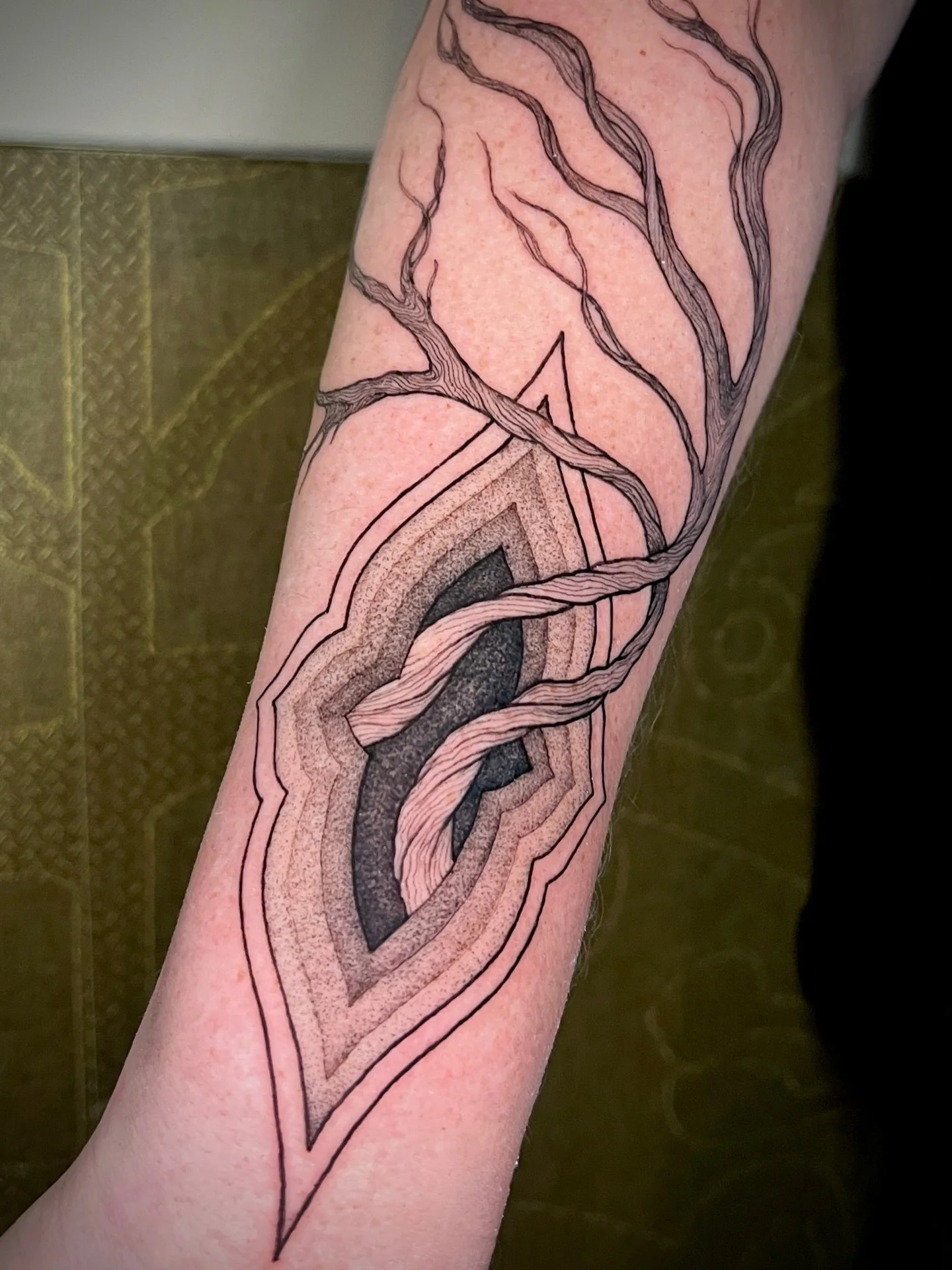 〰️
freehand manzanitas for Sammie ✨ thank you!
first tattoo of @tahoetattooshow &lsquo;26

MORE PORTAL TATTOOS PLEASE 🕳️

CUSTOM TATTOOS 
🍄color and black 🍄
🍄 illustration 🍄 psychedelic 🍄whimsical 🍄 flowy 🍄 magical 🍄 ethereal 🍄 intricate 🍄