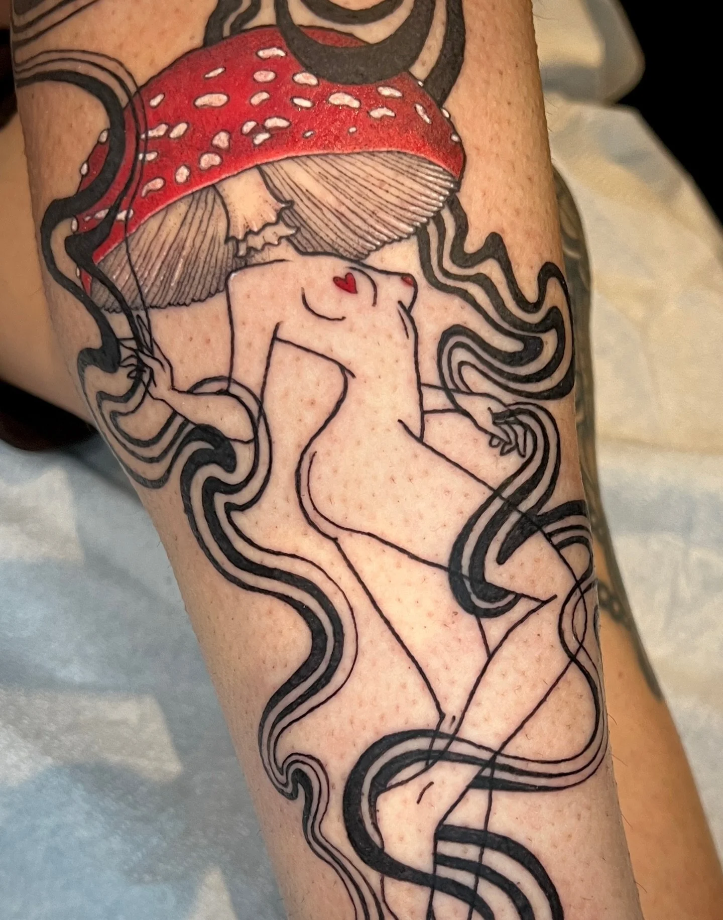 ✨🍄✨
Mushroom lady for Michelle ✨
Thank you!

Done @tahoetattooshow 

#tahoetattoo #californiatattoo #californiatattooartist #bayareatattooartist #whimsicaltattoo