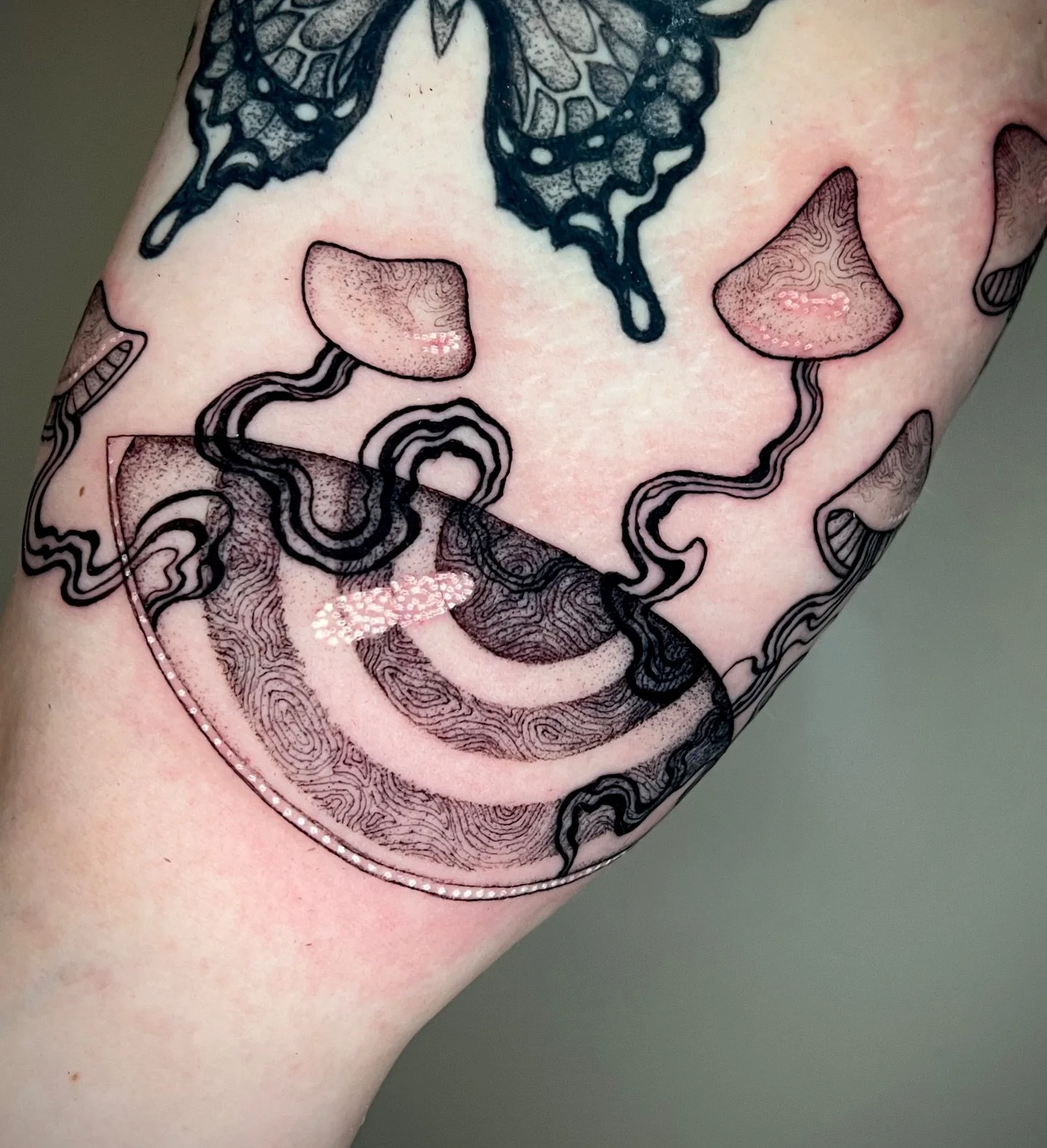 adding professional gap filler to my job description 〰️

Thank you for your trust Em! 🍄

Done during @tahoetattooshow 

CUSTOM TATTOOS 
🍄color and black 🍄
🍄 illustration 🍄 psychedelic 🍄whimsical 🍄 flowy 🍄 magical 🍄 ethereal 🍄 intricate 🍄 b