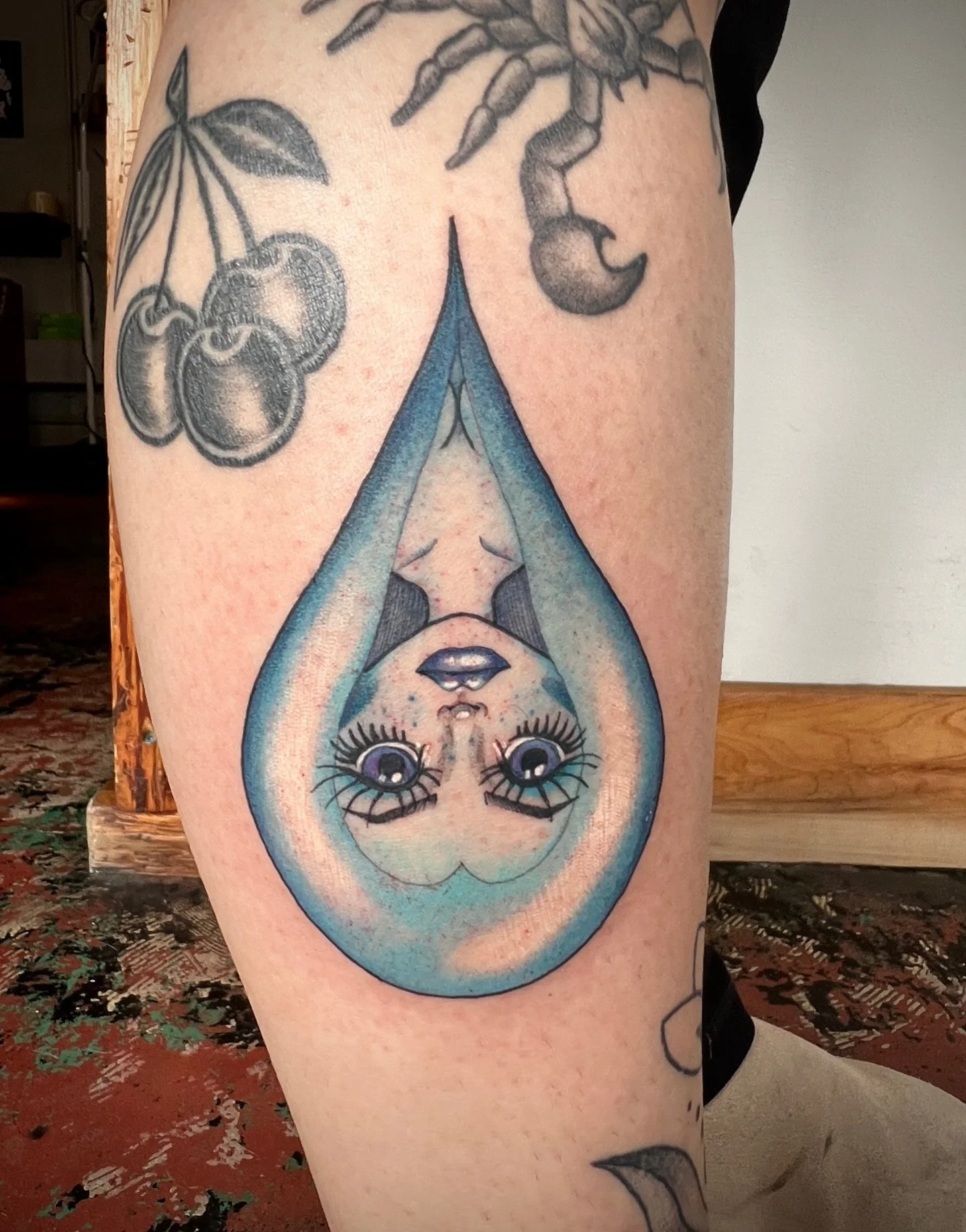 Water drop from my flash for Jadelin 🩵 thank you for adopting her!

Done @manusluxtattoo 

#whimsicaltattoo #watertattoo #watersign #illustrationtattoo #sanfranciscotattooartist 

CUSTOM TATTOOS 
🍄color and black 🍄
🍄 illustration 🍄 psychedelic ?