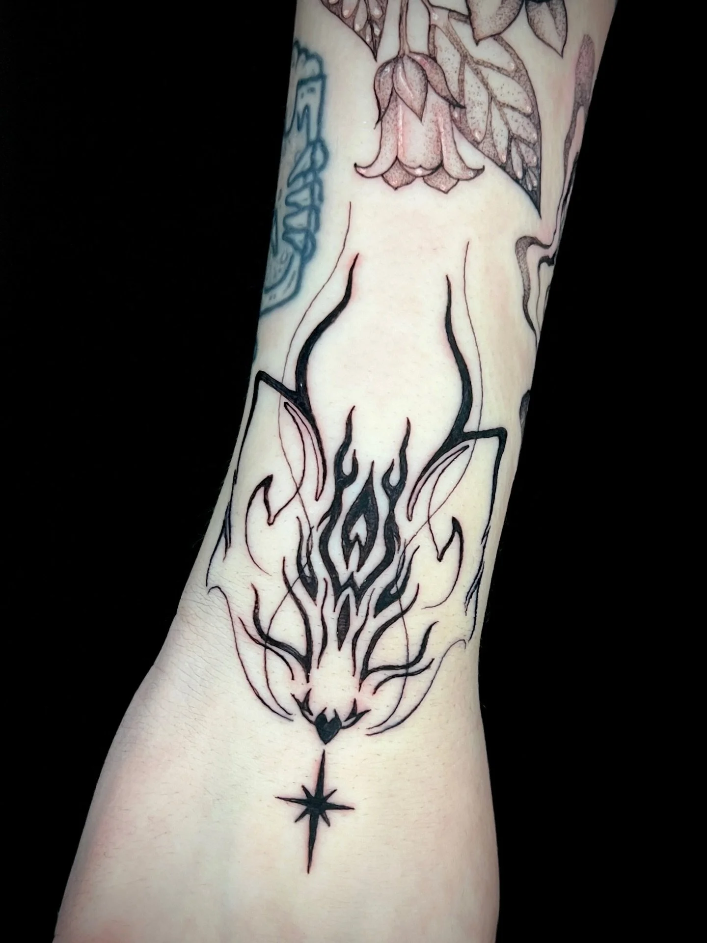 Progress on Rosie&rsquo;s sleeve 😻 We added a wrist cuff based on her kitty&rsquo;s fur pattern 🥰 (check out the drawing process video), cute and spiky potion bottle and some more belladonnas to already healed bunch.
It&rsquo;s super fun to see it 