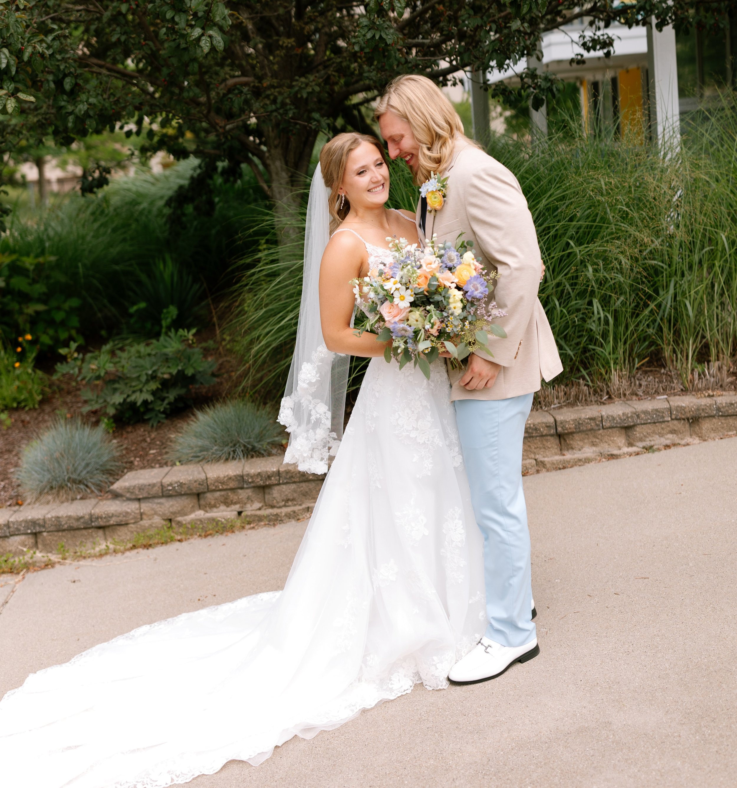 most perfect bridal glow on the most perfect couple on the most perfect michigan july day 🤍 

💇🏽&zwj;♀️ @thebridalcollective__ 
📷 @devaephotography