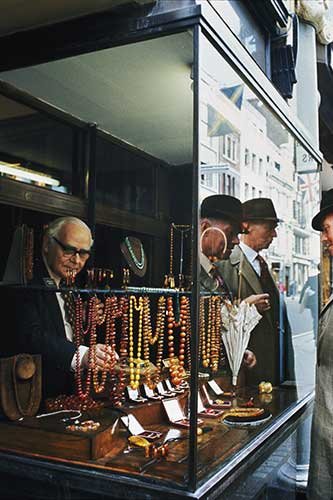 No. 100 H. D. Hunger, Sac Frères amber shop, London (Telegraph Sunday Magazine), 1977