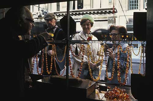 No. 102 H. D. Hunger, Sac Frères amber shop, London (Telegraph Sunday Magazine), 1977