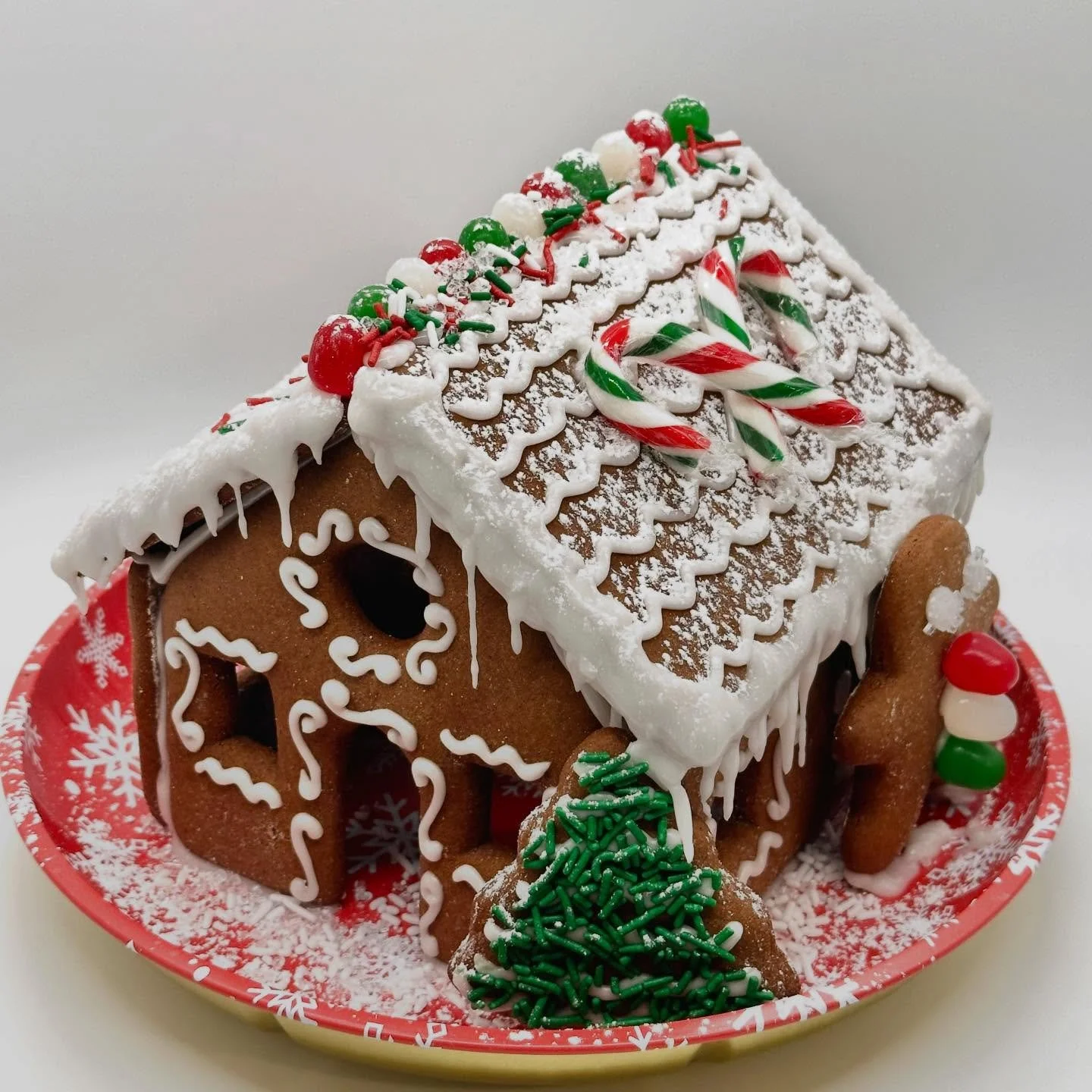 🎁Gingerbread House Kits now available!🤩

Stop by @daughtersgeneralstore to pick up your very own Vegan &amp; Gluten-Friendly Gingerbread House Kit!

Kit includes:
⭐️ 9 gingerbread pieces
⭐️ Ready-to-use royal icing
⭐️ @sweetapolita brand sprinkles
