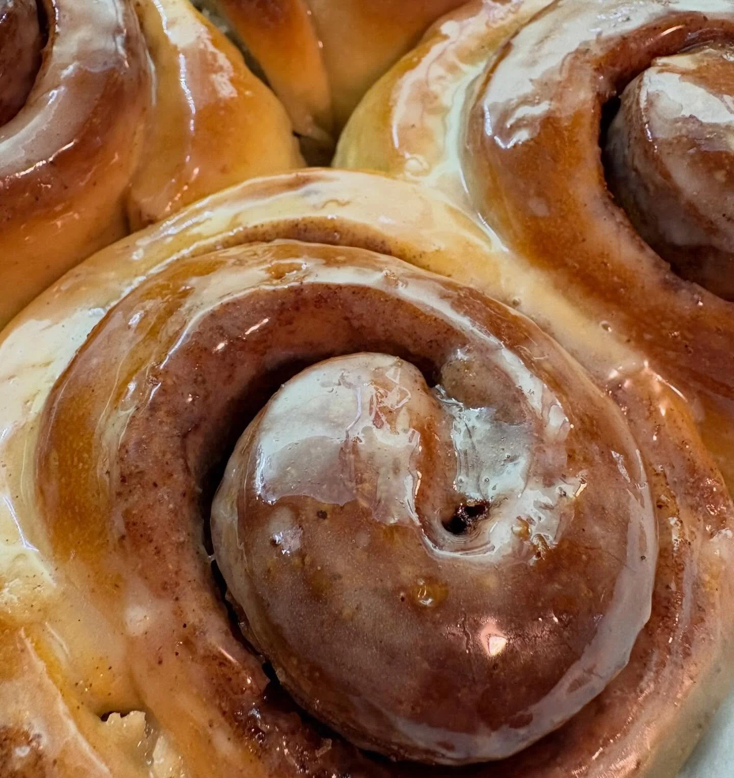 THIS SUNDAY we&rsquo;re bringing warm, gooey cinnamon buns WITH CHOOSE YOUR OWN TOPPINGS to @montrealst.collective Vintage Market @downtownkingston 

From 10am to sellout, we&rsquo;ll be slinging the cinnamon buns of your dreams straight from the war