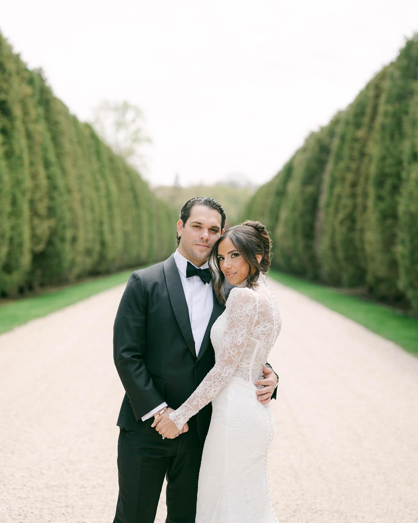 Capturing pure elegance at @ohekacastle on Long Island. From the intricate lace of her turtleneck gown to the cascading florals lining every aisle and table, this European-inspired wedding was a dream. ✨ 

🏷️ 
Venue | @oheka_weddings_and_events 
Coo