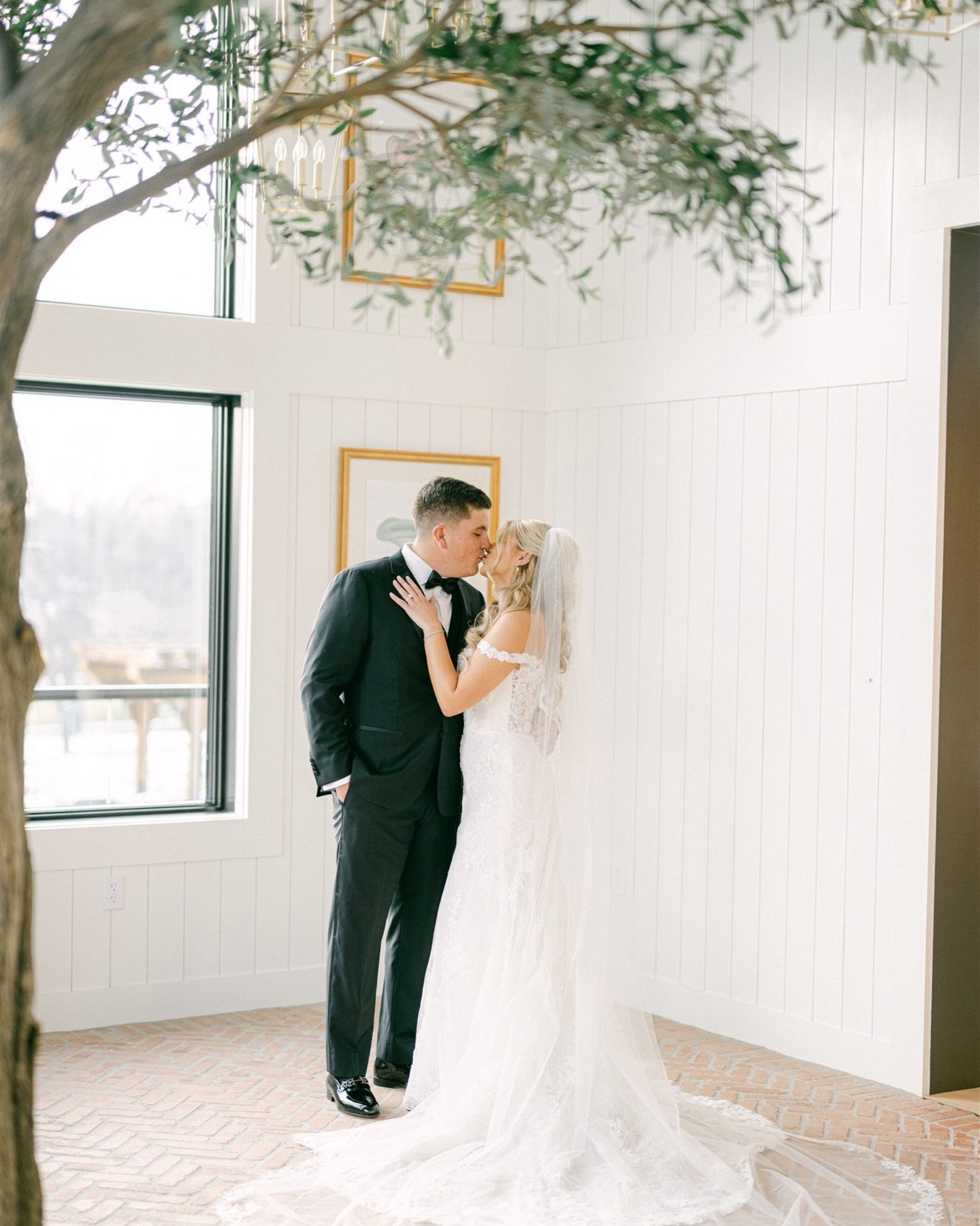 Venue| @bearbrookvalley 
Hair| @hair.by.corinne 
Makeup| @ginaritacco 
Florist| @atoeevents 
Cake| @calandrasbakery 
Music/DJ| @poshdjs 

#njweddingphotographer #njwedding #wedding #weddingphotography