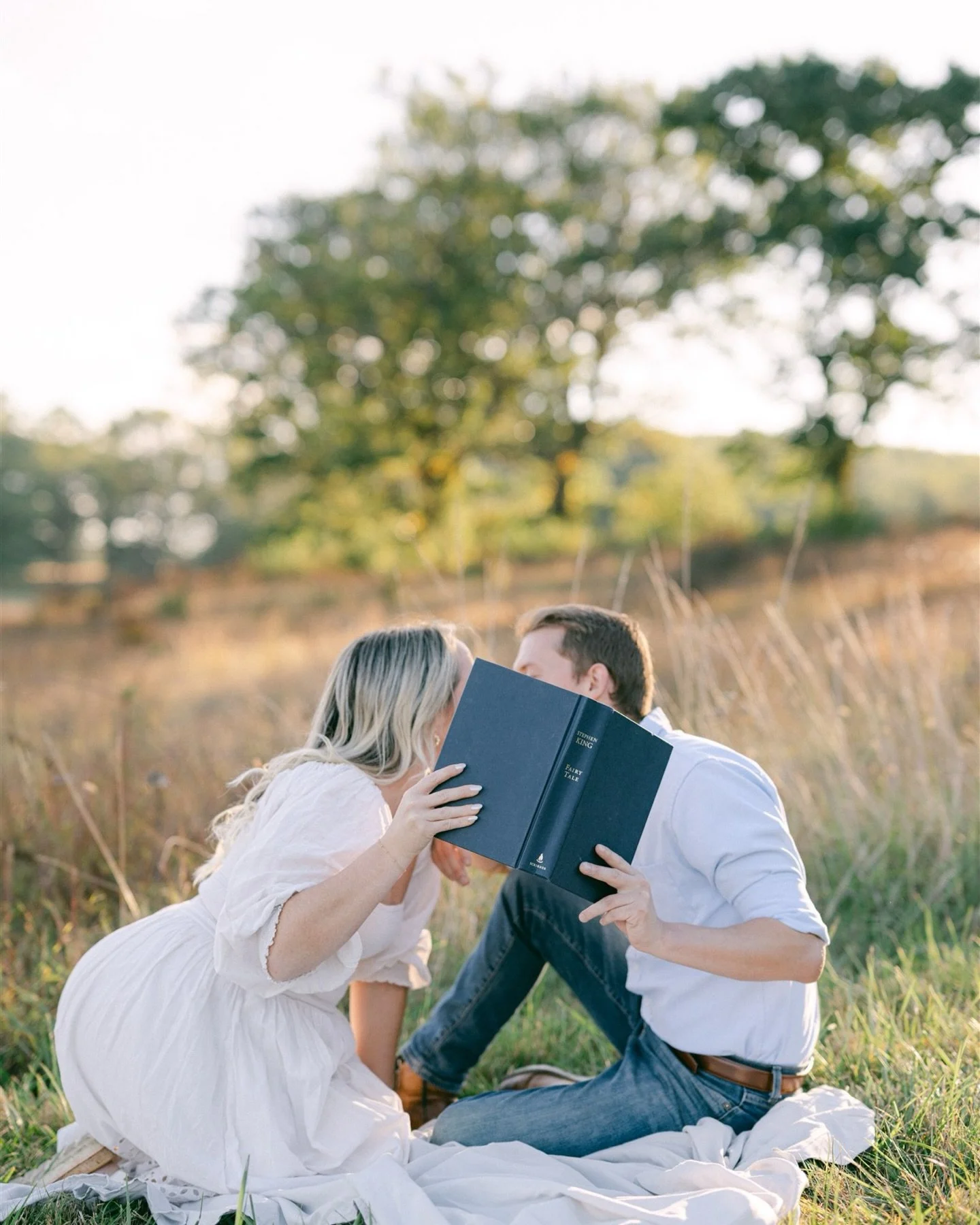 I love when couples incorporate things they love doing together into their engagement sessions 🤍 📖 

#weddingphotographer #engagementsession #2027bride