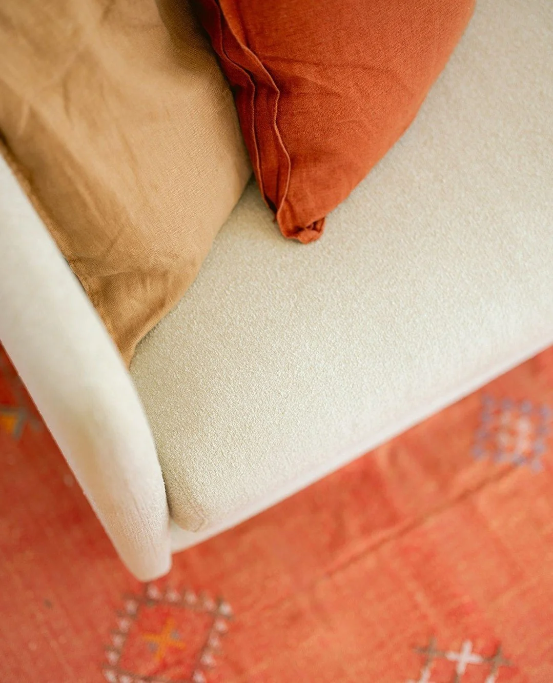 Details we love ❤️&zwj;🔥 ⁠
⁠
From the cozy cushions to the warm tones of our handpicked Moroccan carpet in the living area, you'll feel right at home. Imagine sinking into this soft couch after a day of exploring Santa Teresa, surfing Playa Hermosa,