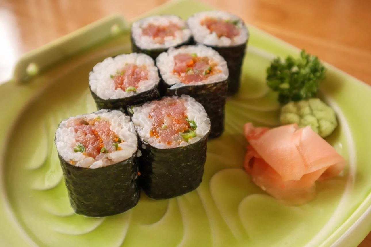 Spicy tuna sushi roll served with wasabi, ginger, and soy sauce