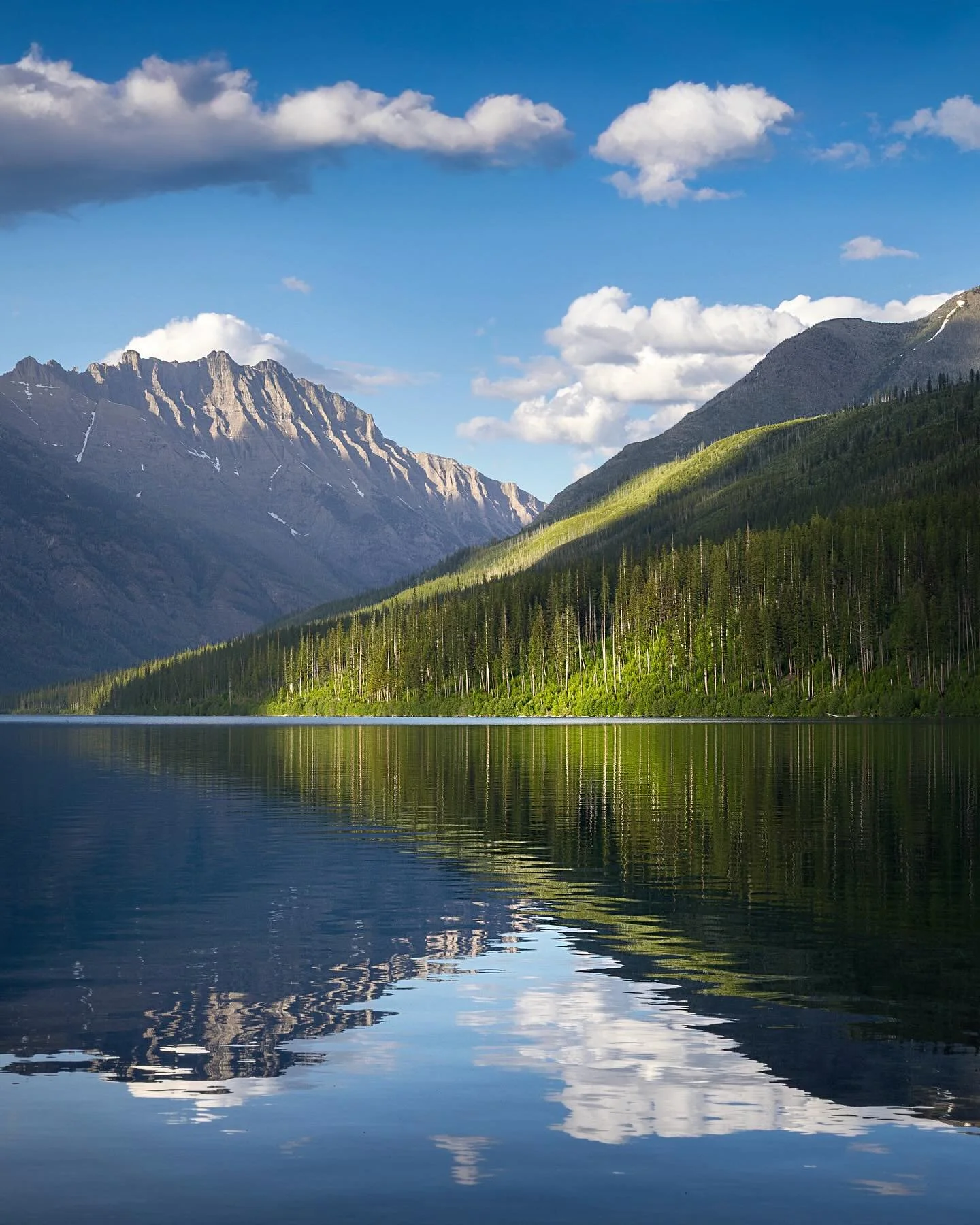 A glassy evening at Kintla Lake🤩
.
.
.
#epic_landscape #canonusa #lamdscapephotography #montana #northernmontana #glaciernationalpark #polebridge