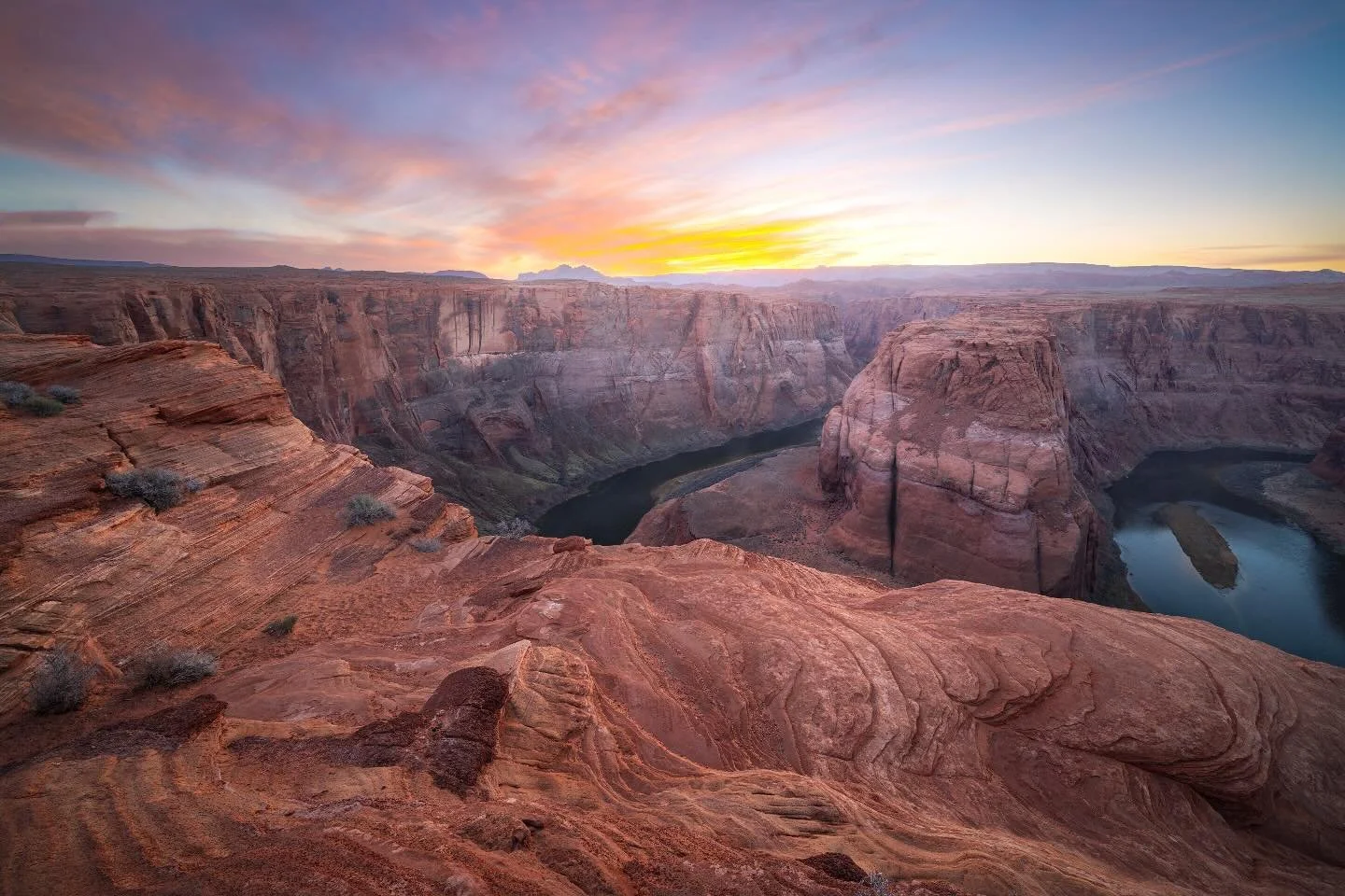 Can&rsquo;t complain about that🤩
.
.
.
#arizona #pagearizona #northernarizona #horseshoebend #sunset #azsunset #canonusa #3leggedthing #shimodadesigns #nau #epic_landscape #earth_shotz