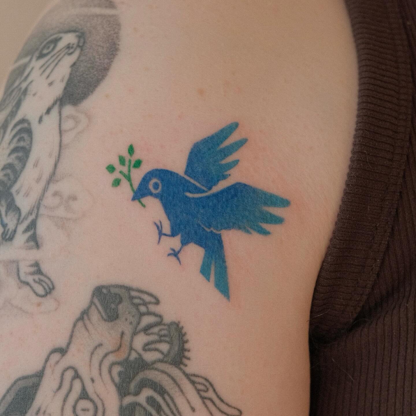 modified flash for @foggybugs 🐦&zwj;⬛🌿 books open via link in bio!

thanks so much for coming in and for trusting me with the colours!! 🥹 this was my first time tattooing using colour ink on someone other than myself. i love how it fits into the r