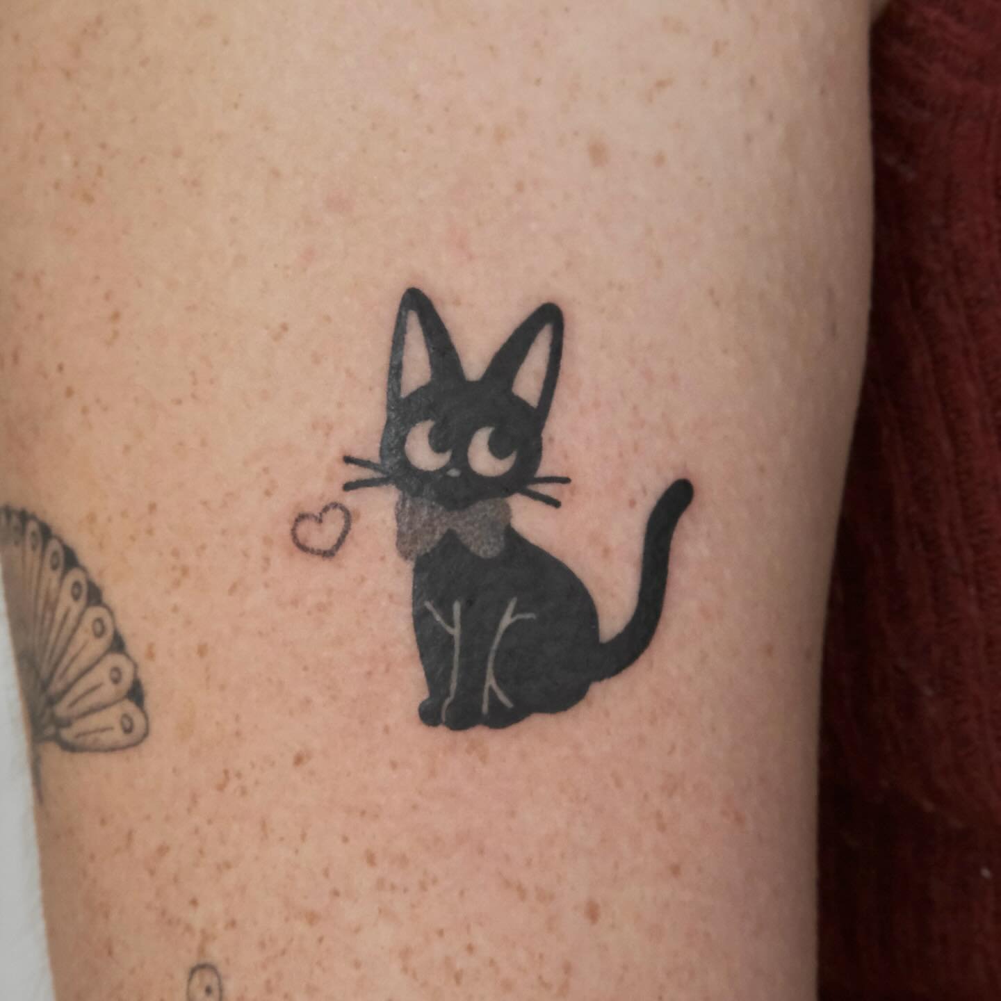 a cute little jiji the cat for jess! thank you for picking from my kiki&rsquo;s delivery service themed flash sheet 🧹&hearts;️🐈&zwj;⬛ 

books open! if you like this tattoo i&rsquo;m more than happy to design a similar custom one for you 😚🫶 

ᯓ★

