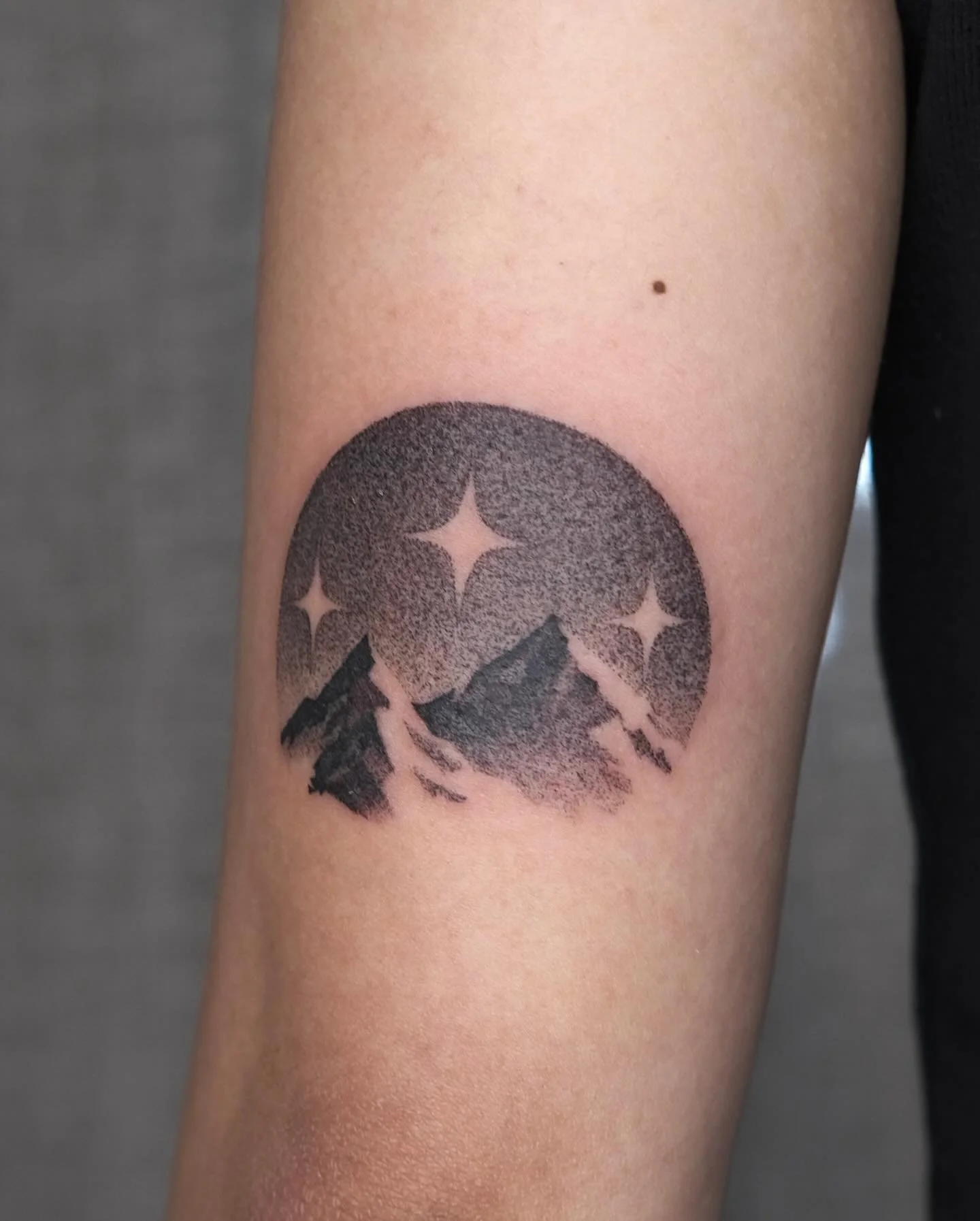custom mountains and stars landscape for stefi! 🏔️🌌✨ thank you for trusting me with your first tattoo! 😚🫶

i have a few slots left for europe:
📍amsterdam 6-7 oct @ferus_amsterdam
📍berlin 9-11 october @bloom_bln 
📍zurich 18+20 october @zky.labs